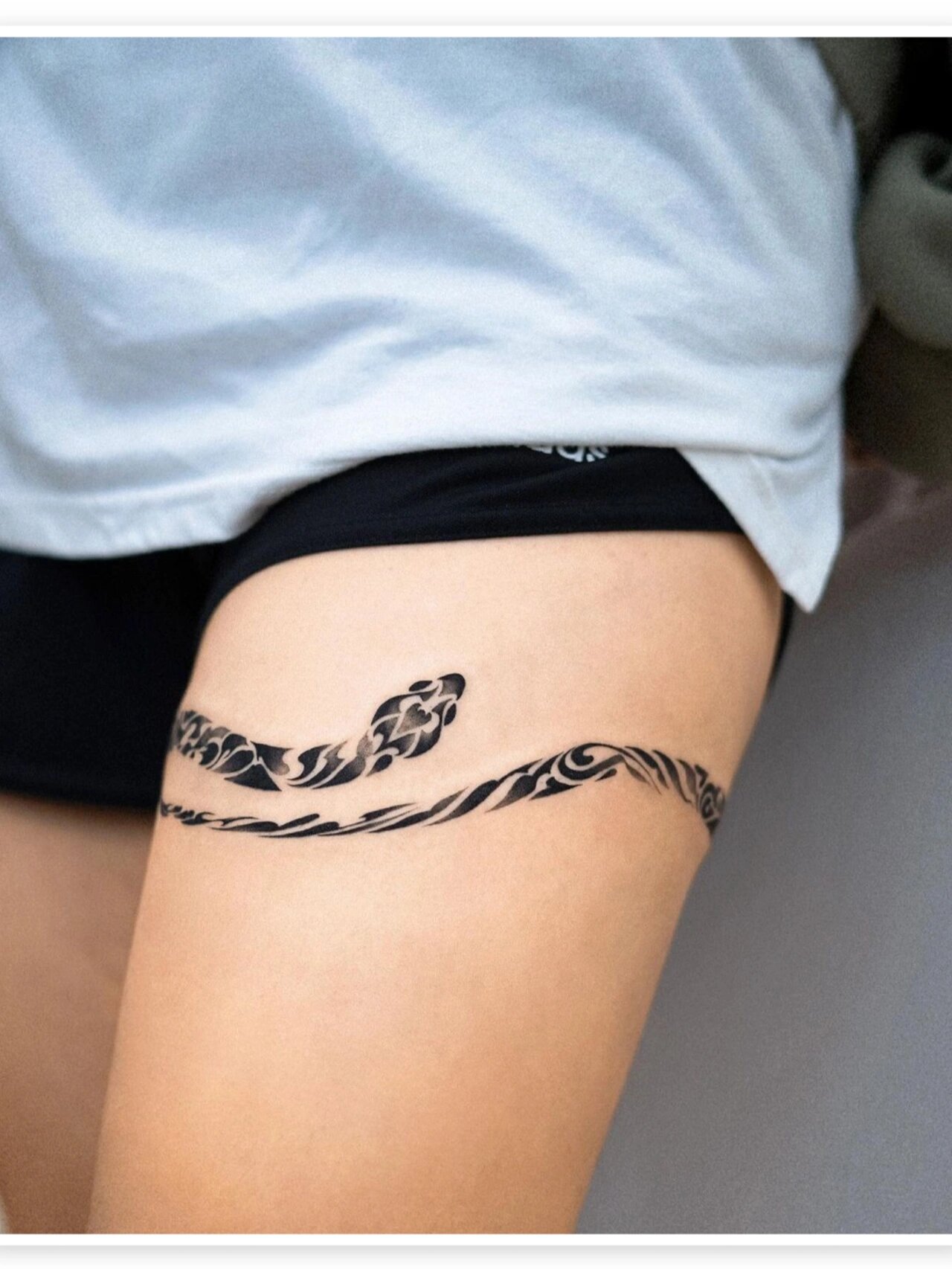 性感的纹身 大腿一圈图腾风格的蛇,很性感很酷 这个部位纹身其实不疼