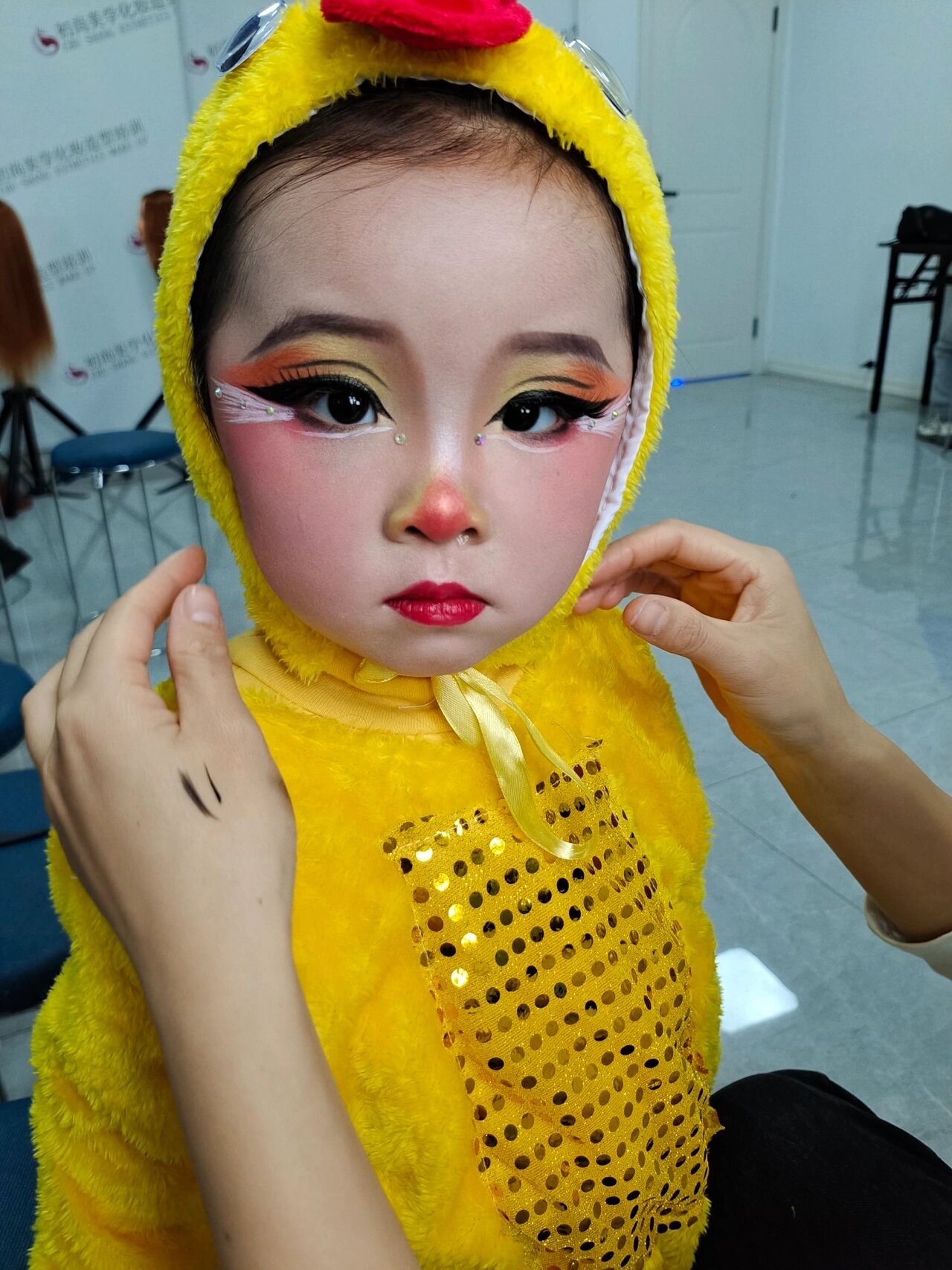 小鸭子舞台妆,高冷的小姑娘化完妆笑了