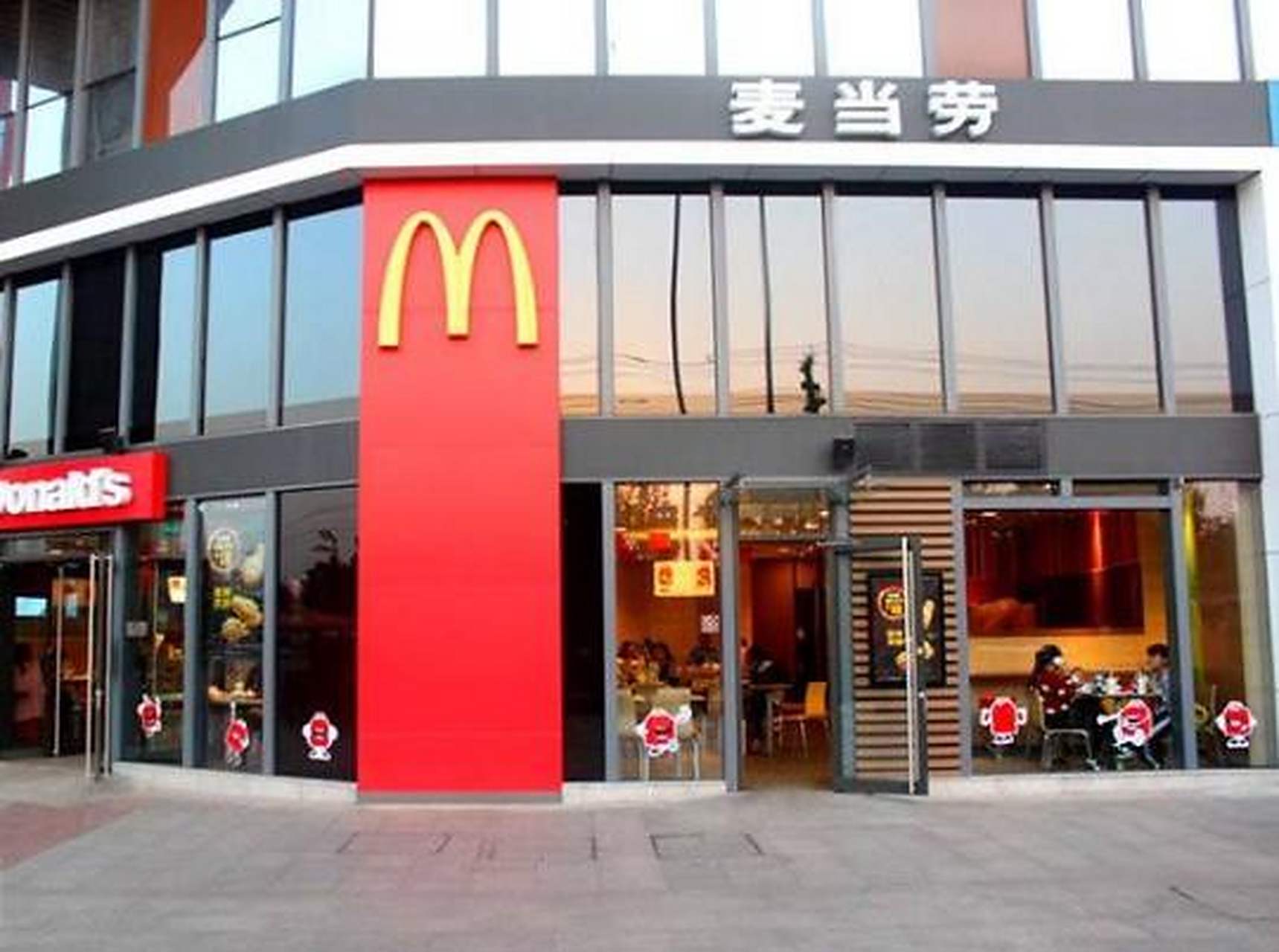 雷克罗克是麦当劳快餐店的创始人,是美国社会最有影响的十大企业家之