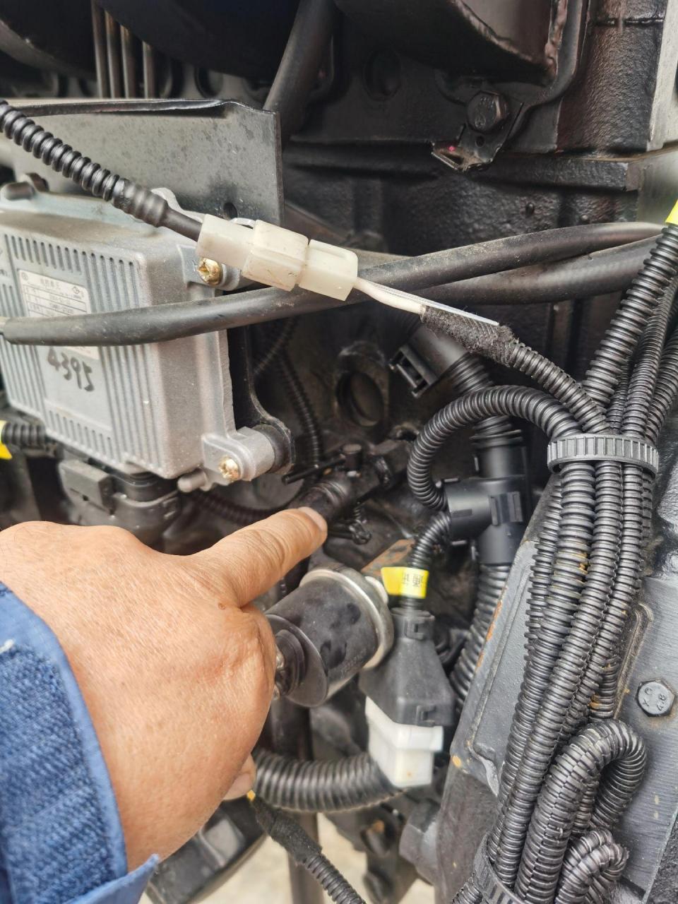 天气降温,拖拉机没加防冻液的需要发动机放水,注意几个放水点,#天冷了