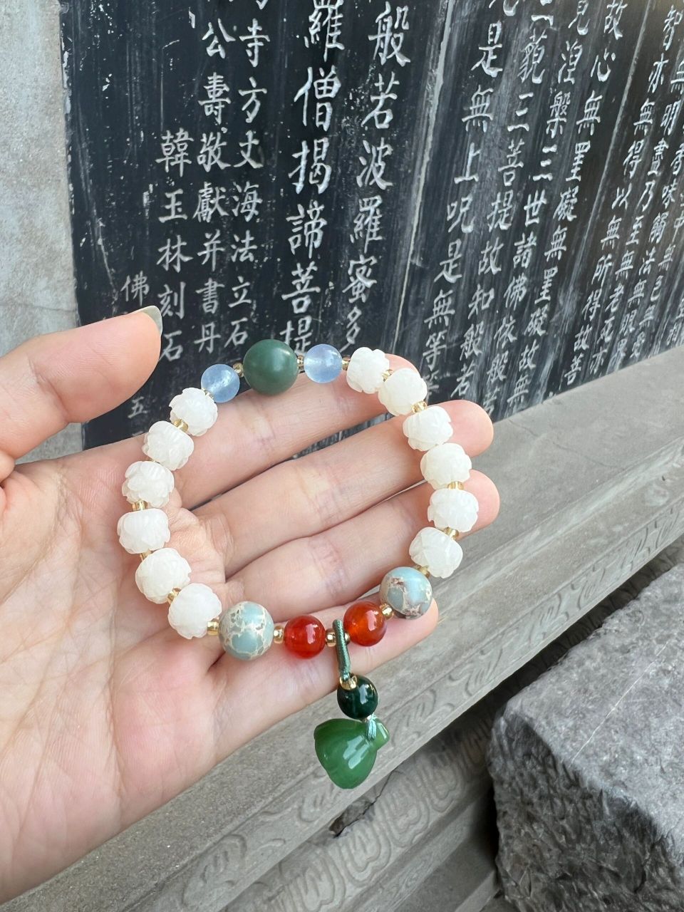 白玉莲花菩提佩戴禁忌 尽量不要碰水 盘串尽量在无油无汗的情况下去盘