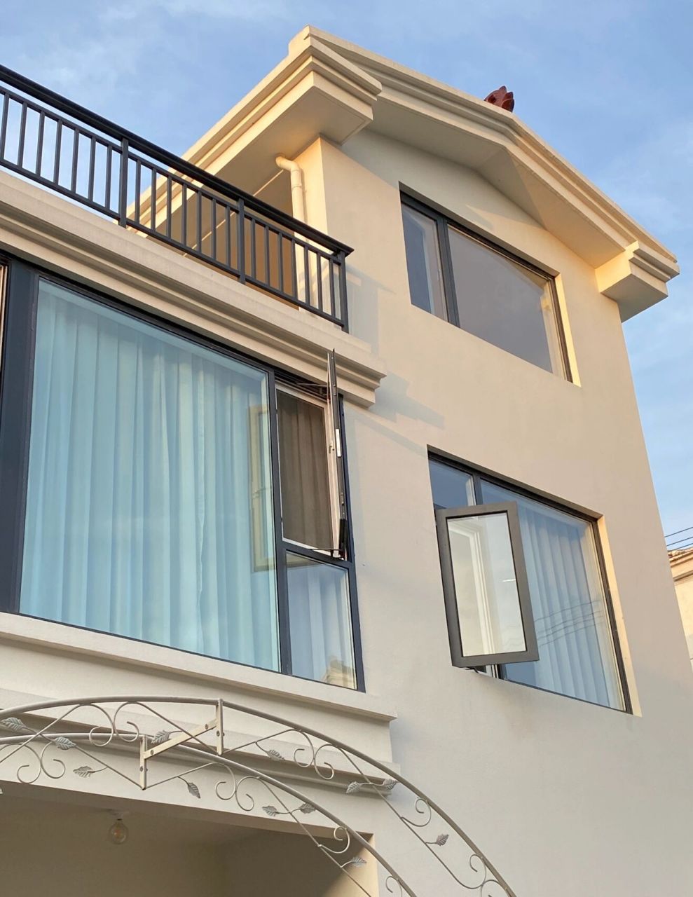 我的农村自建房奶油色极简外墙 外墙涂料:水包沙(没有打格子) 	 水包