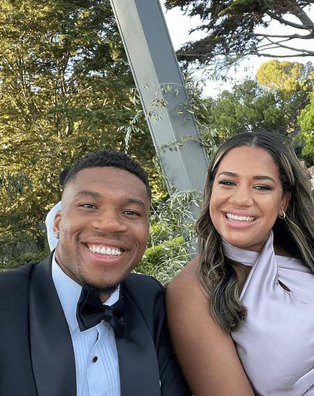 字母哥晒出与妻子合影 不得不说,字母嫂和字母还是很有夫妻相的  直到