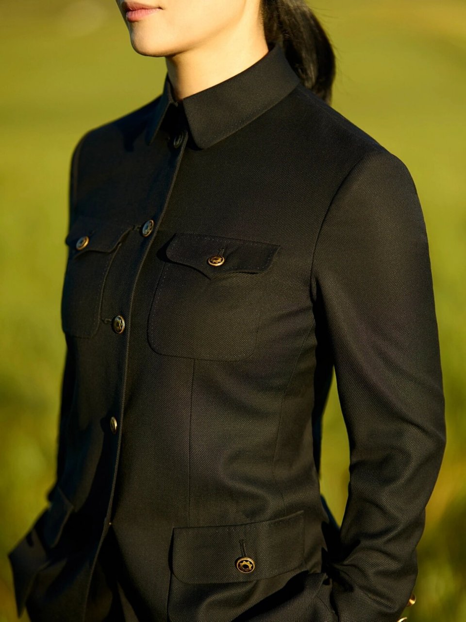 当女性穿上中山装 一直想找个具体的场景,去还原中山装在女装上的应用