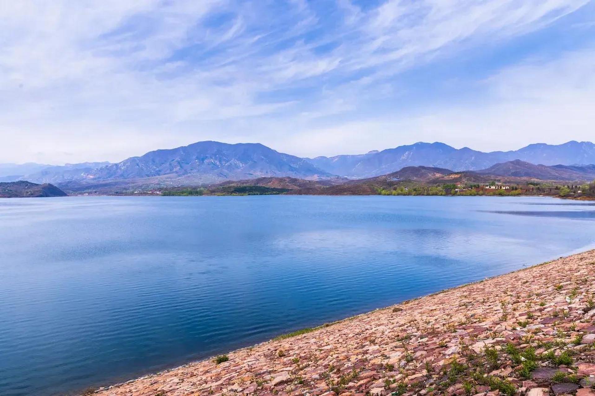 石家庄赞皇县白草坪水库又名翠屏湖,锁云湖,位于该县西南部山区,槐河