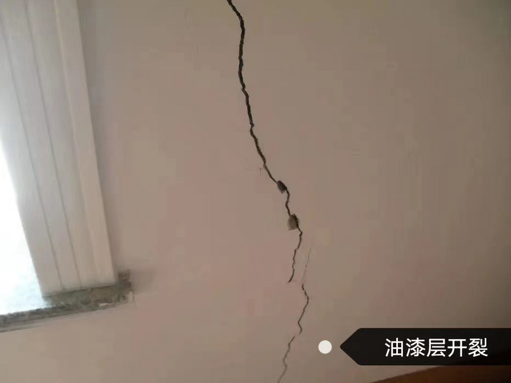 新装修的房子墙面就出现裂缝,是什么原因呢 7815油漆层开裂 墙面