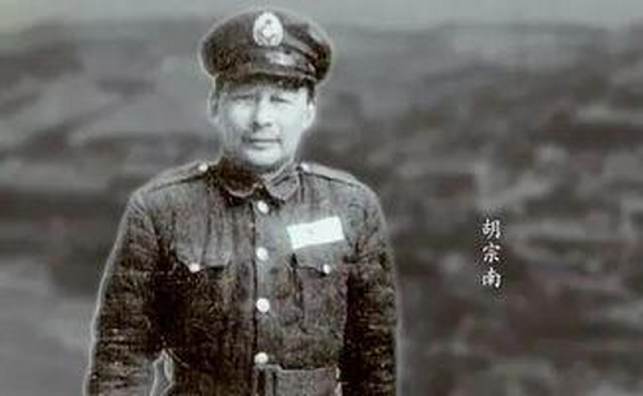 " 卫兵出来回报胡父,胡父甚诧异,对卫兵说:"他是