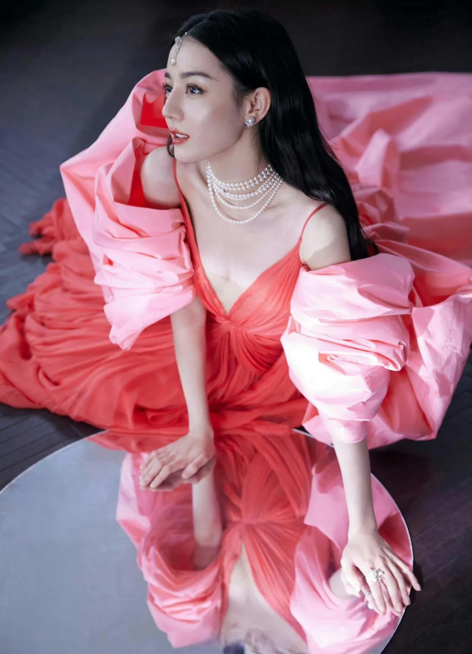 迪丽热巴和国外模特穿同一件礼服,才发现热巴有多好看,艳压欧美面孔!