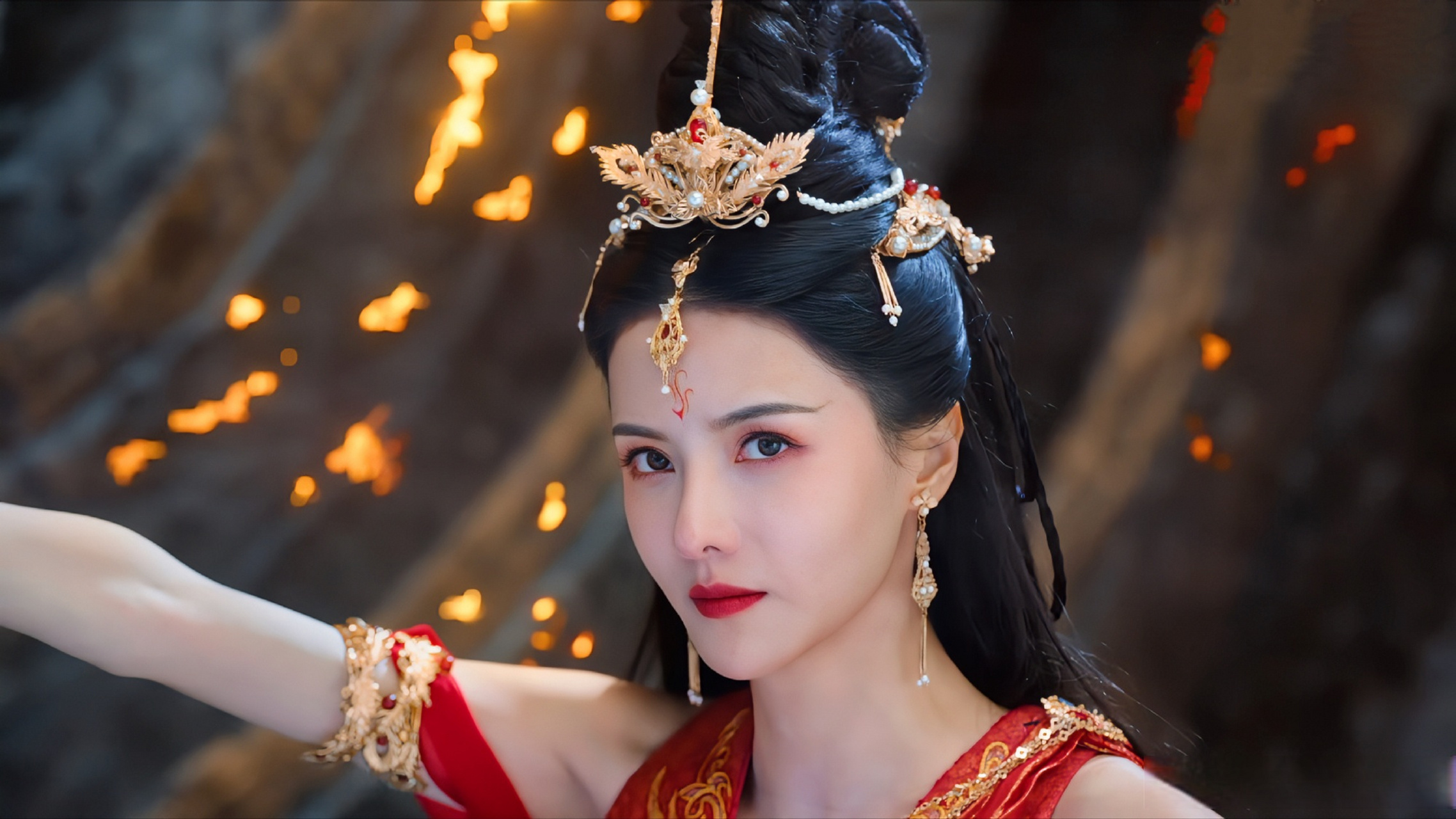 长月烬明# 张芷溪初凰红衣太美了!