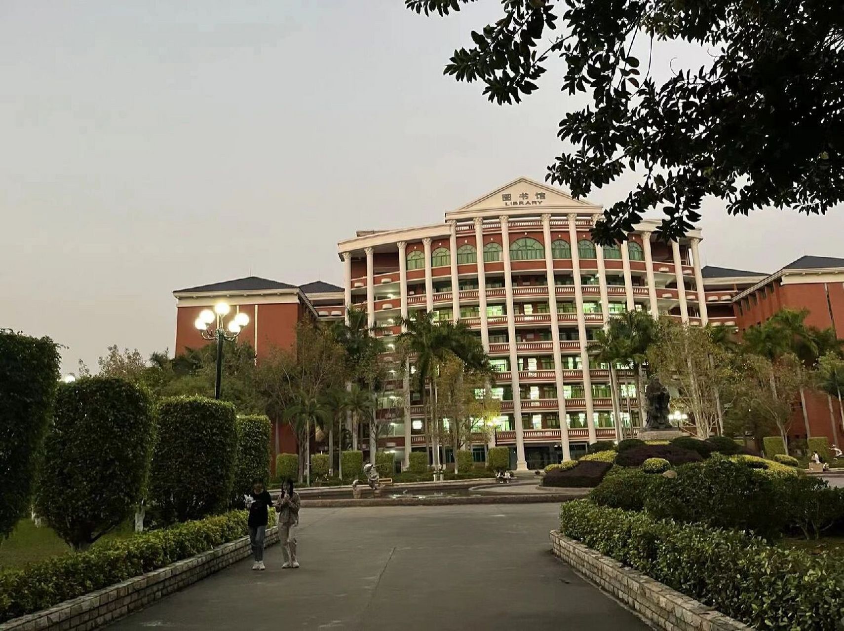 广州华立科技职业学院(广州校区) 欢迎各位高考考生来咨询哦,在校师姐