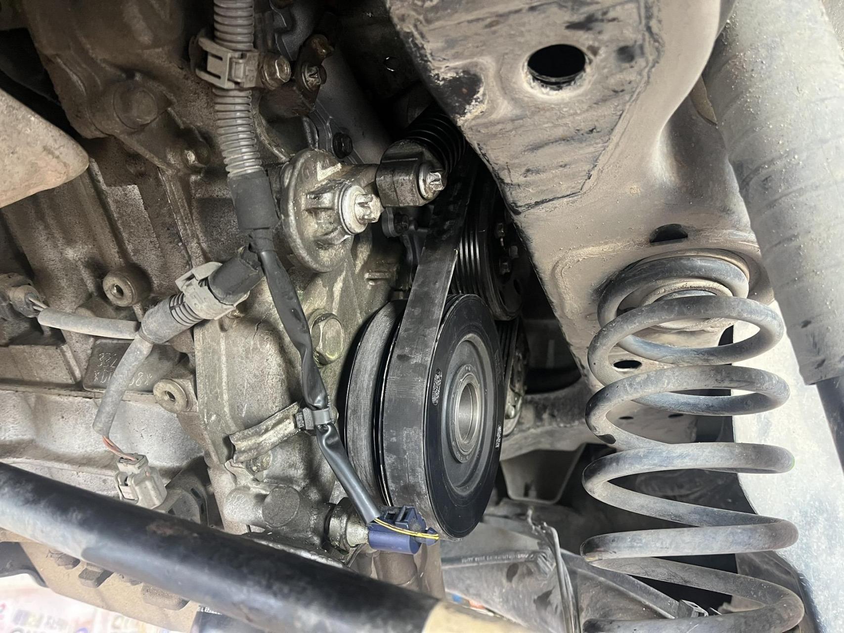 奔驰smart无法启动,经检查曲轴皮带轮损坏,更换曲轴皮带轮,水泵漏