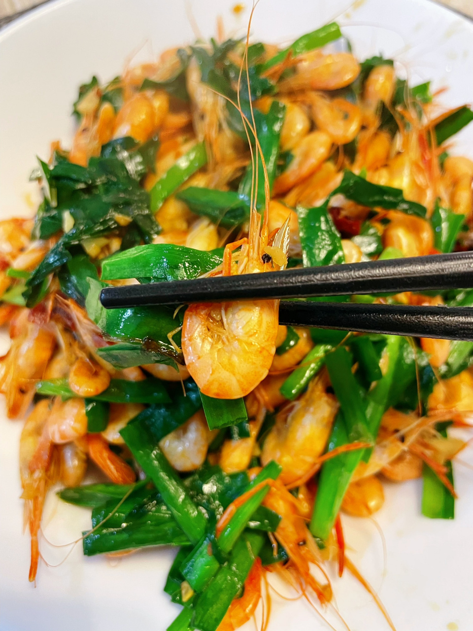 韭菜炒虾米～ 食材:虾米 韭菜 调料:姜蒜末 干辣椒 盐 蚝油 步骤: 1