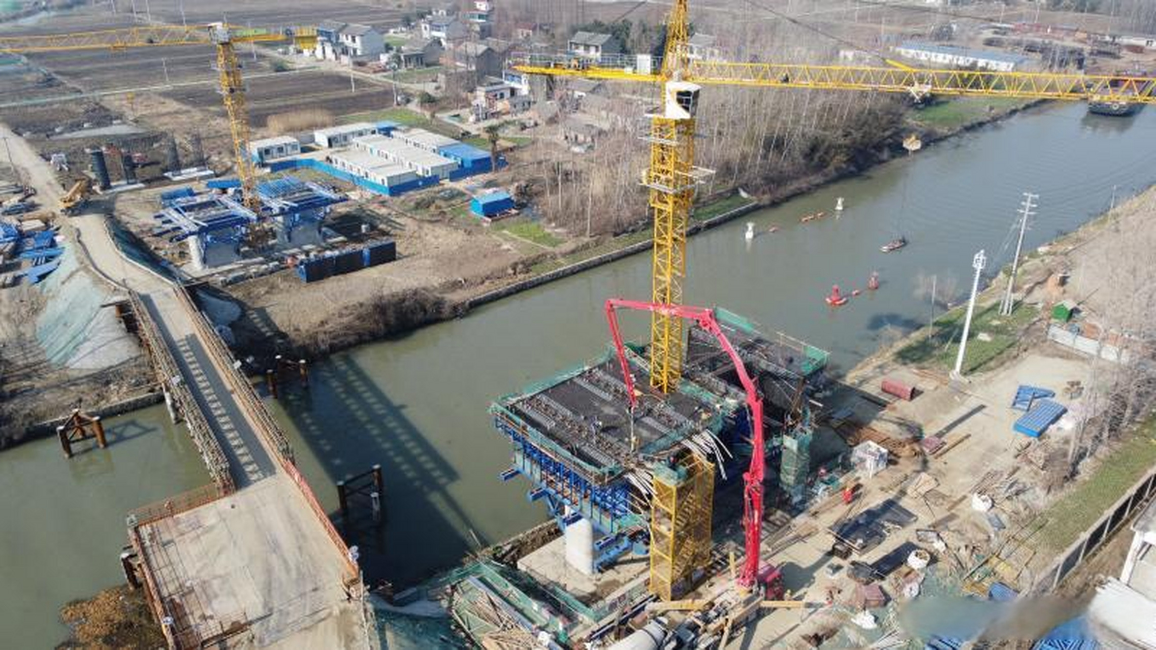 【353省道江都先导段建设工程盐邵河大桥主桥 首批3块连续箱梁完成