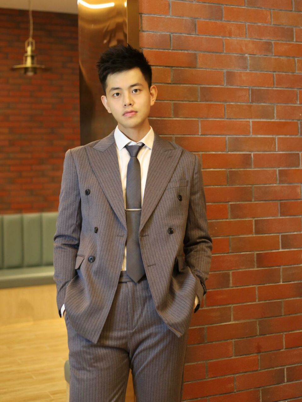 秋冬西装一穿感觉就来了 灰色条纹套西搭配同色系领带和黑色皮鞋 职场