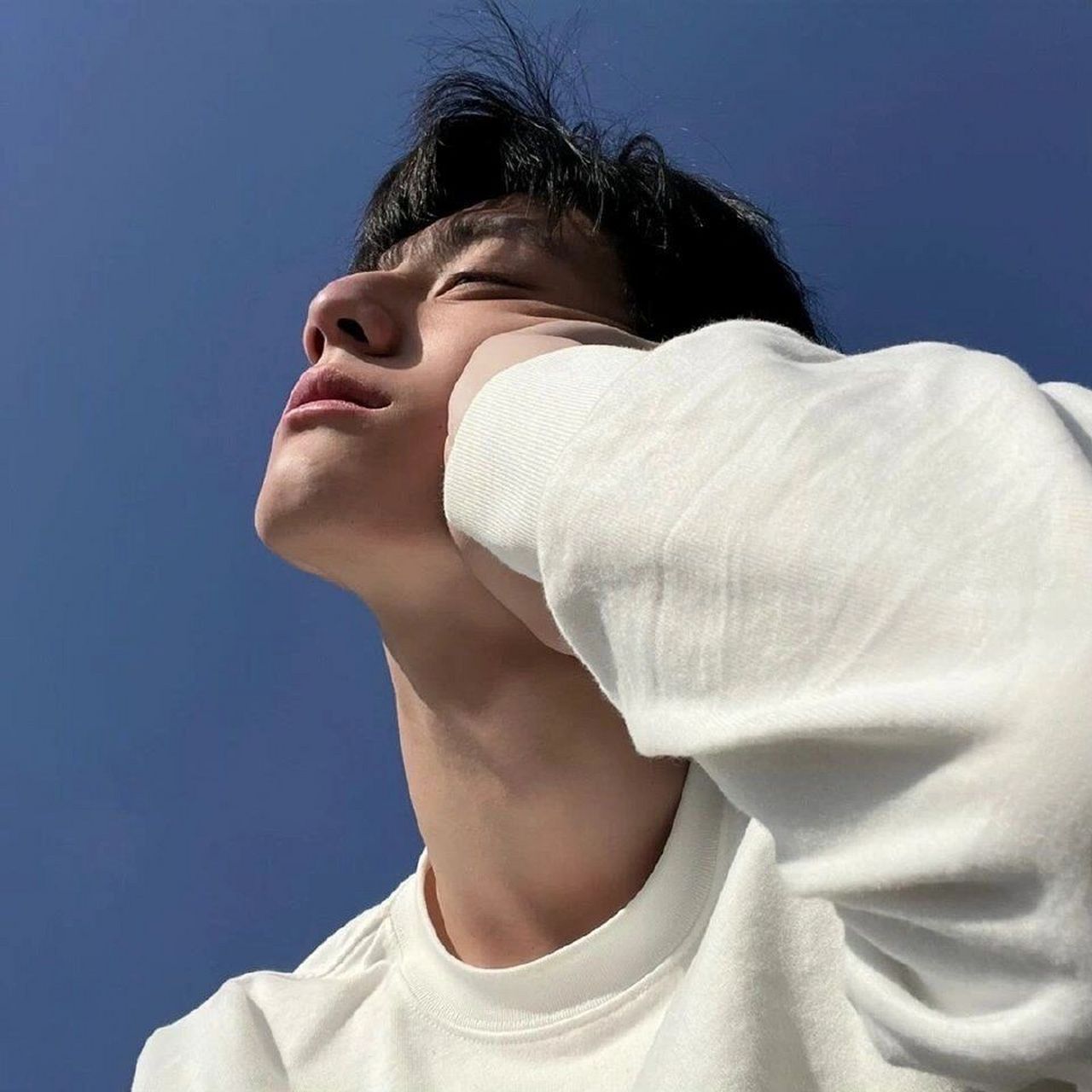 9715蓝色系男生头像 你说爱像云 要自在漂浮才美丽