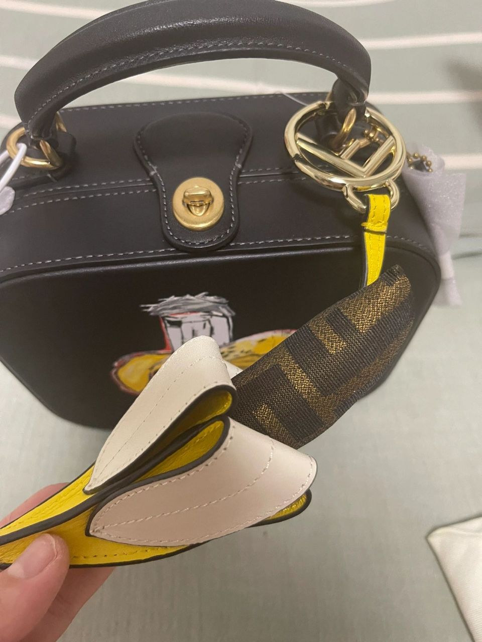 coach香蕉盒子包限量款   我的芬迪钥匙链终于有合适的包挂了哈哈哈第