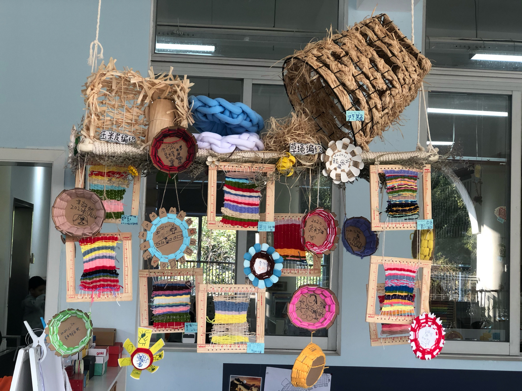 幼儿园环创|编织区|作品展示 编织区另一角93小朋友作品越来越美了