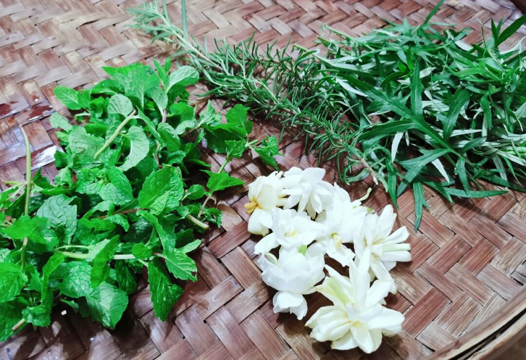 网红驱蚊水～自制花露水 自制花露水   原料:薄荷叶,艾草叶,迷迭香