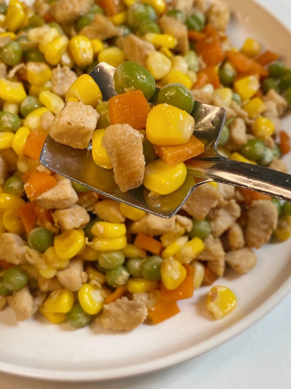 胡萝卜玉米鸡胸肉丁99 【鸡胸肉炒三丁】 95食材:鸡胸肉半块100克