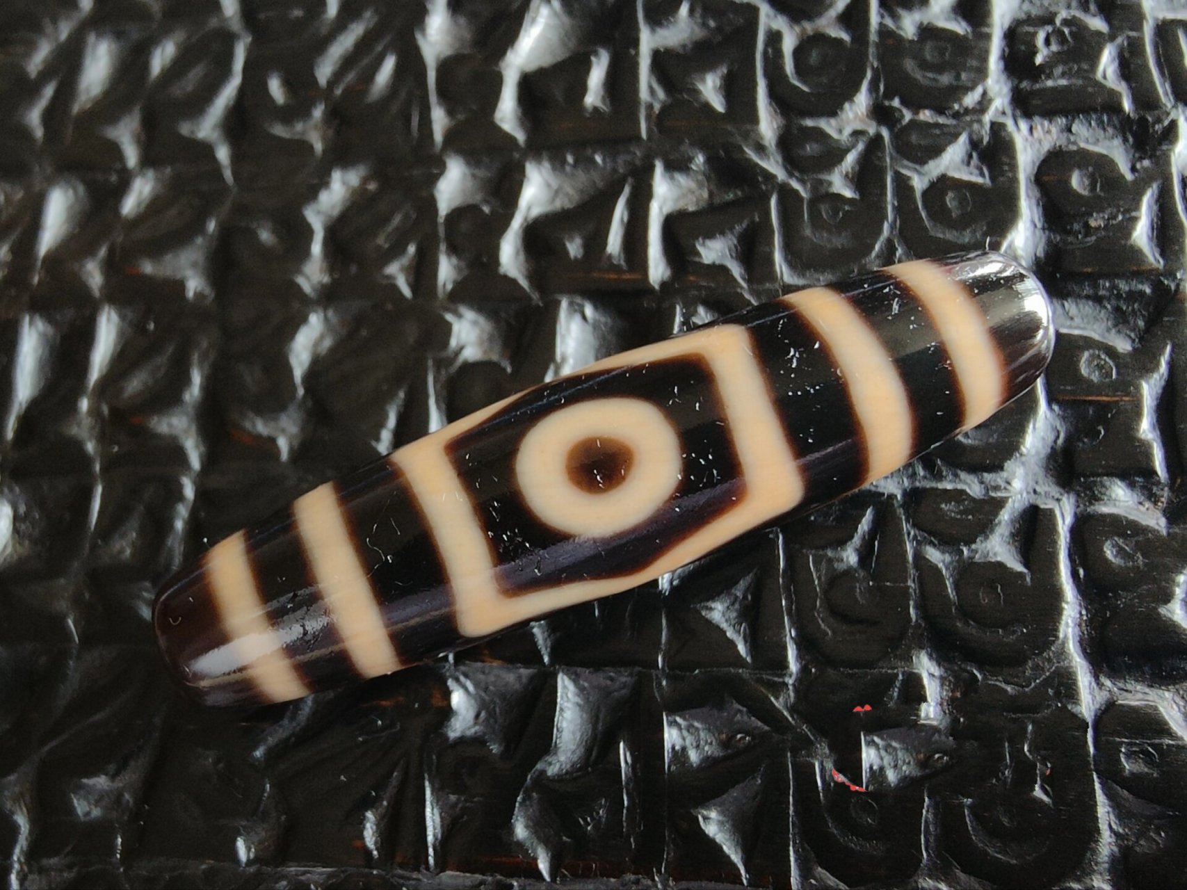 三眼天珠的寓意是天时,地利,人和,象征着心想事成,并象征财富不断的