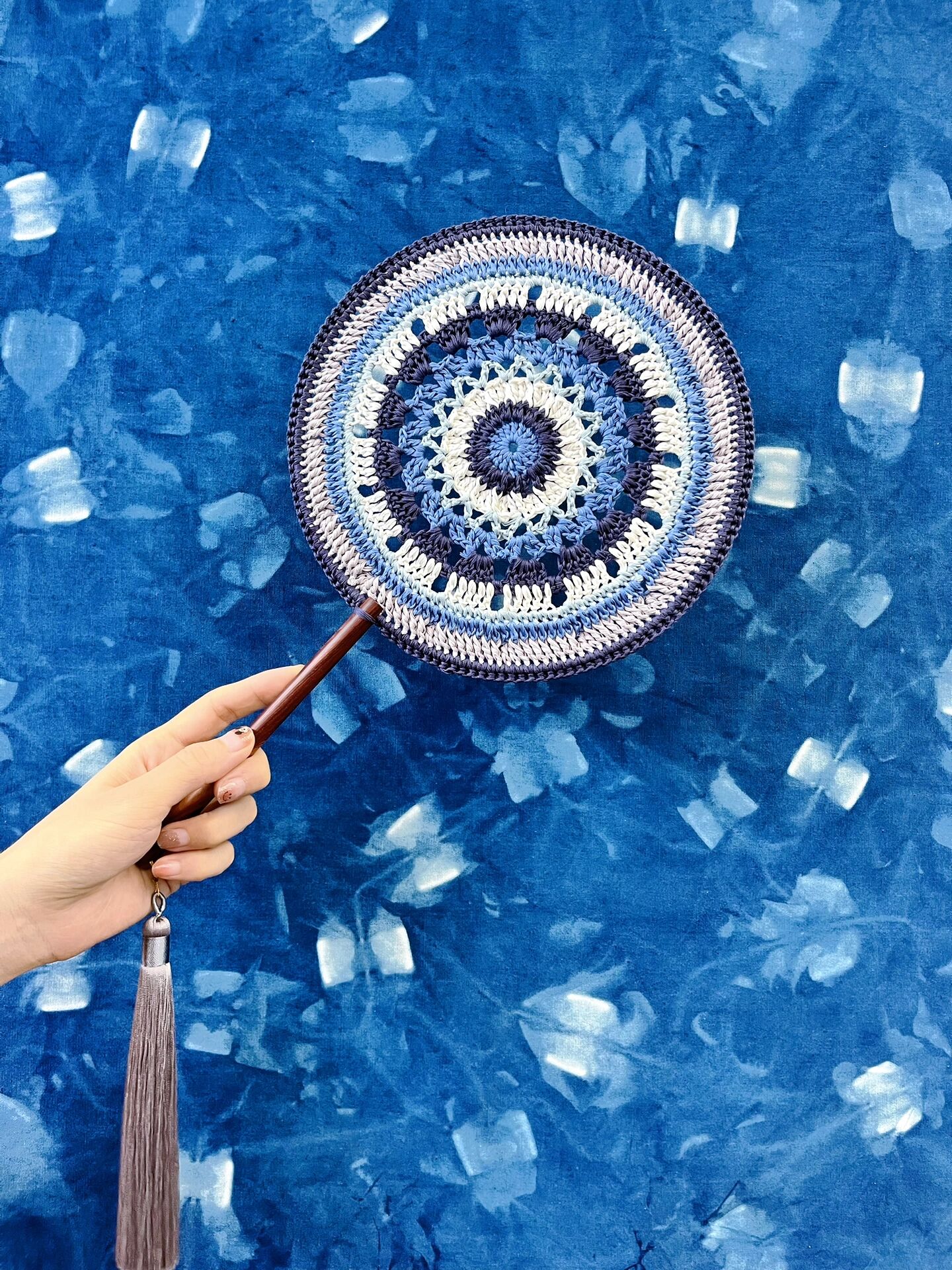 青花瓷扎染配色团扇 换个颜色炸你们……青岛做为海洋城市,蓝色是标配