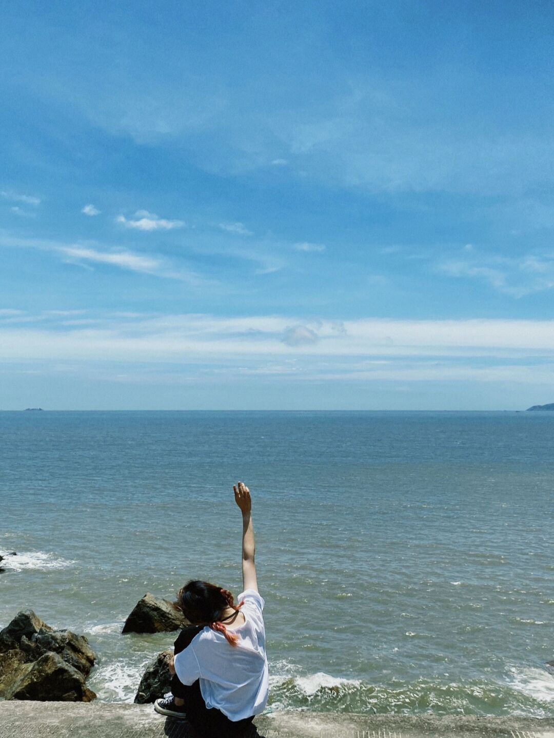 异口同声地 即使很晒很热 还是好喜欢大海好喜欢海浪呀 夏天就是美女