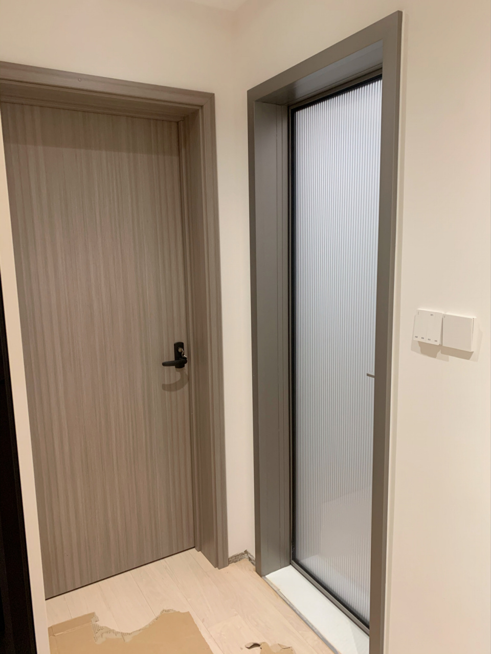 质感瓷泳灰铝合金门 之前装修公司包的门也是铝合金的,之前笔记里也写