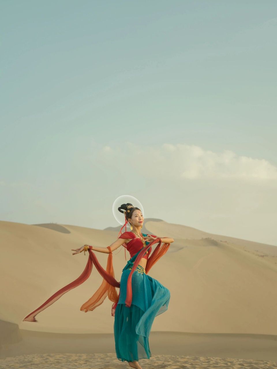 在敦煌鸣沙山150块拍了个飞天写真 服装:在景区门口120块租了套飞天的
