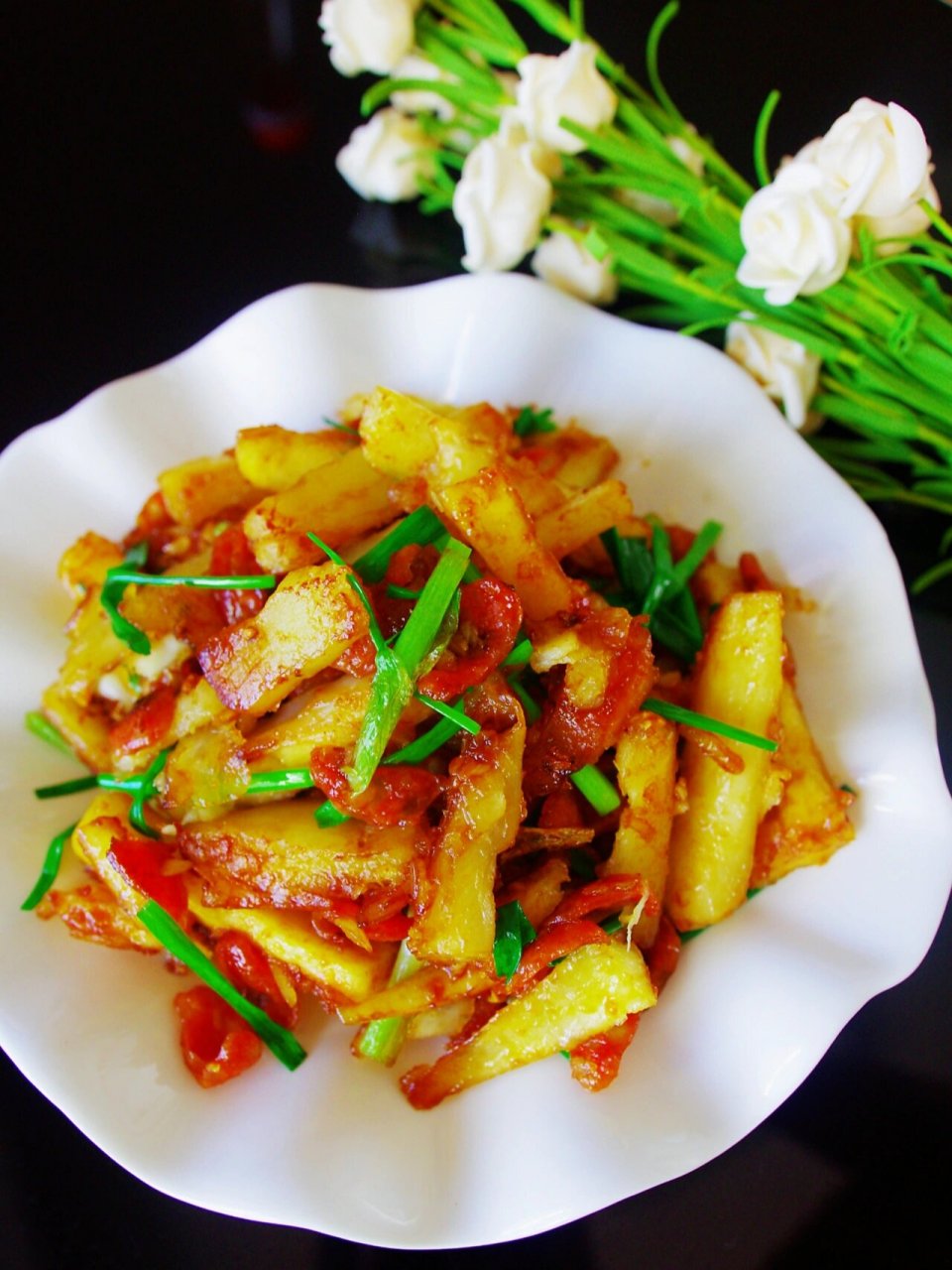 腊味炒木薯 腊味炒木薯:农家种植出来的木薯,加腊味和香葱简单炒炒,即