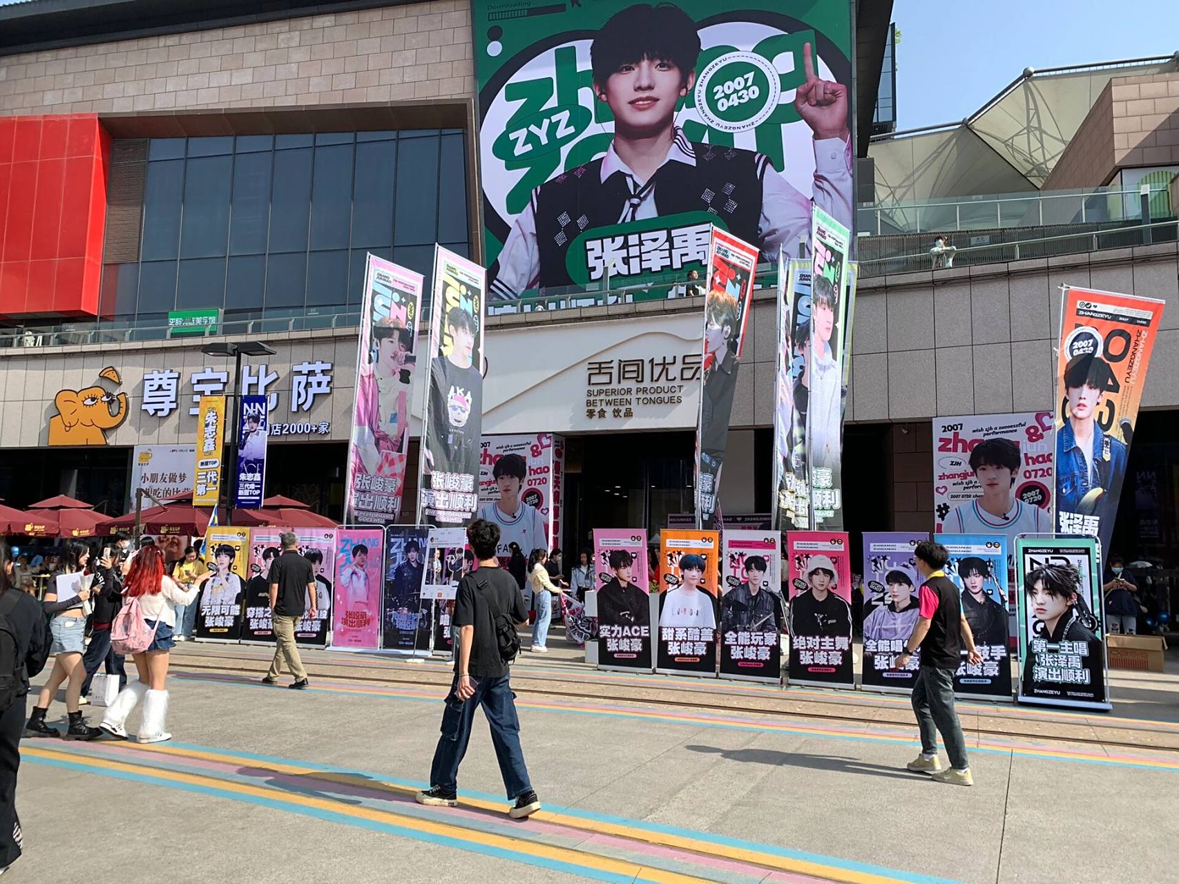 到处都是人人人人人人 重庆好晒啊救命