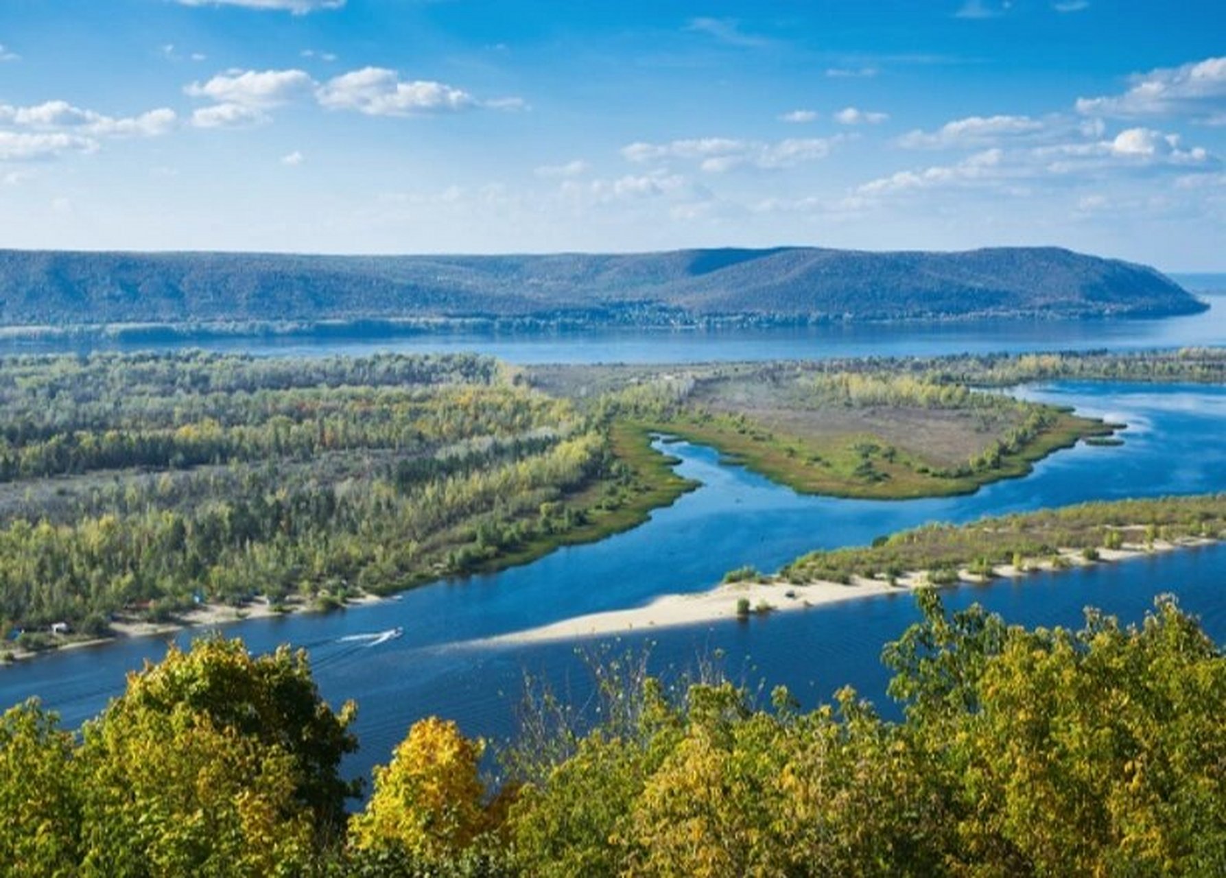 又译窝瓦河),位于俄罗斯西南部,全长3,692千米,是欧洲最长的河流,也是