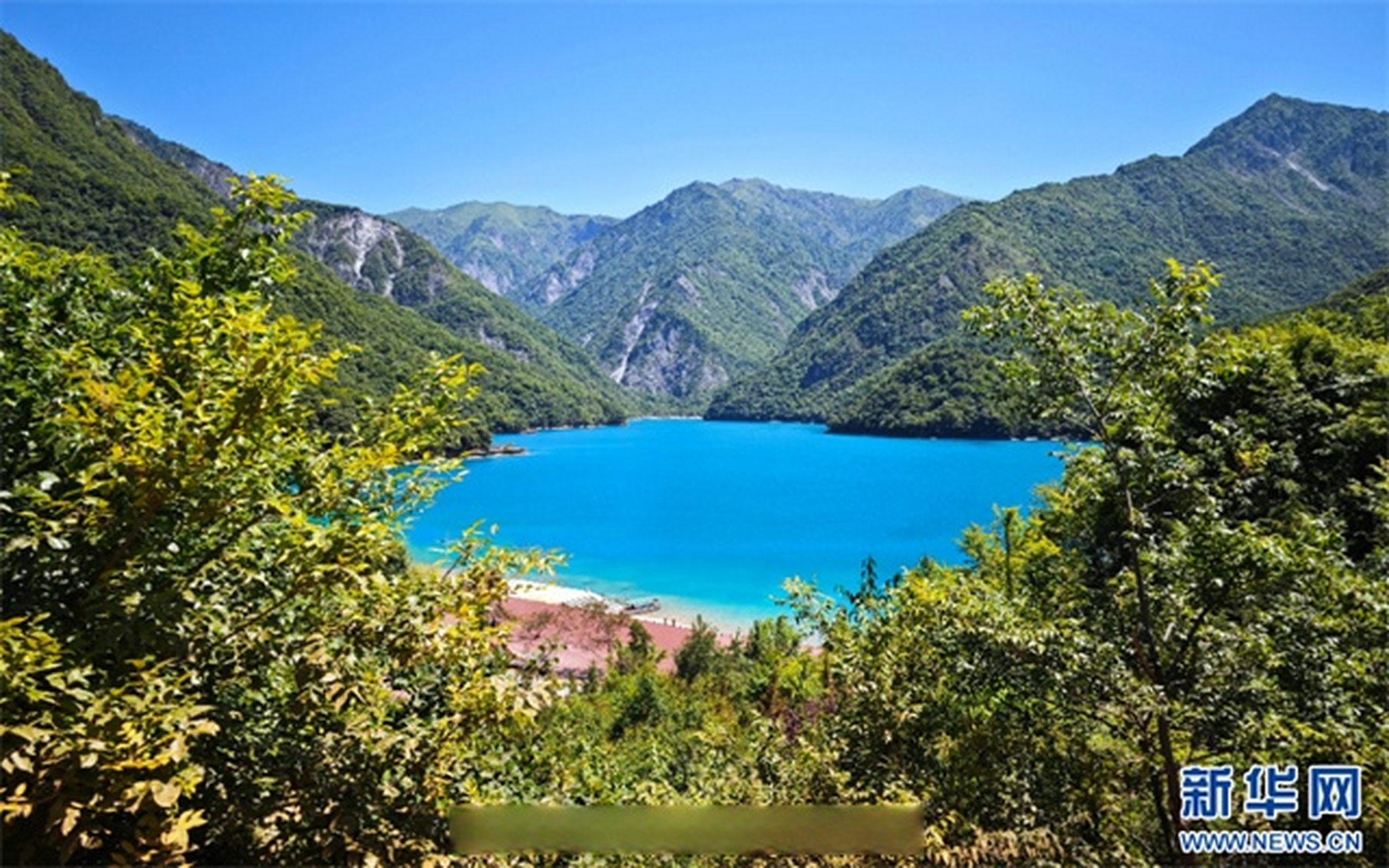 陇南文县天池:崇山峻岭中的"蓝宝石" 盛夏时节,位于陇南市文县的天池