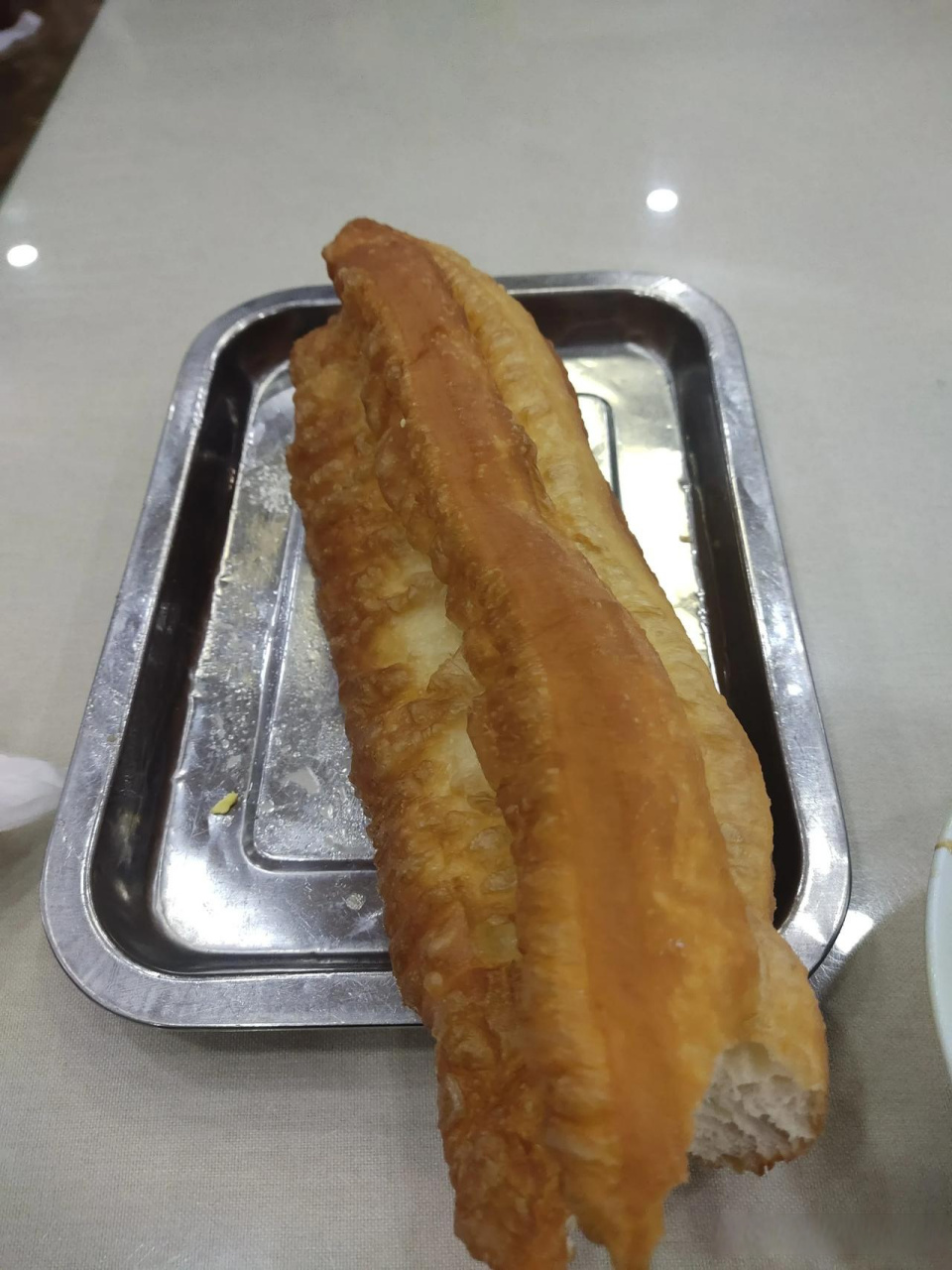 看看人家这大油条,真的太实惠了,第一次见过这么大的油条,微焦里嫩,软