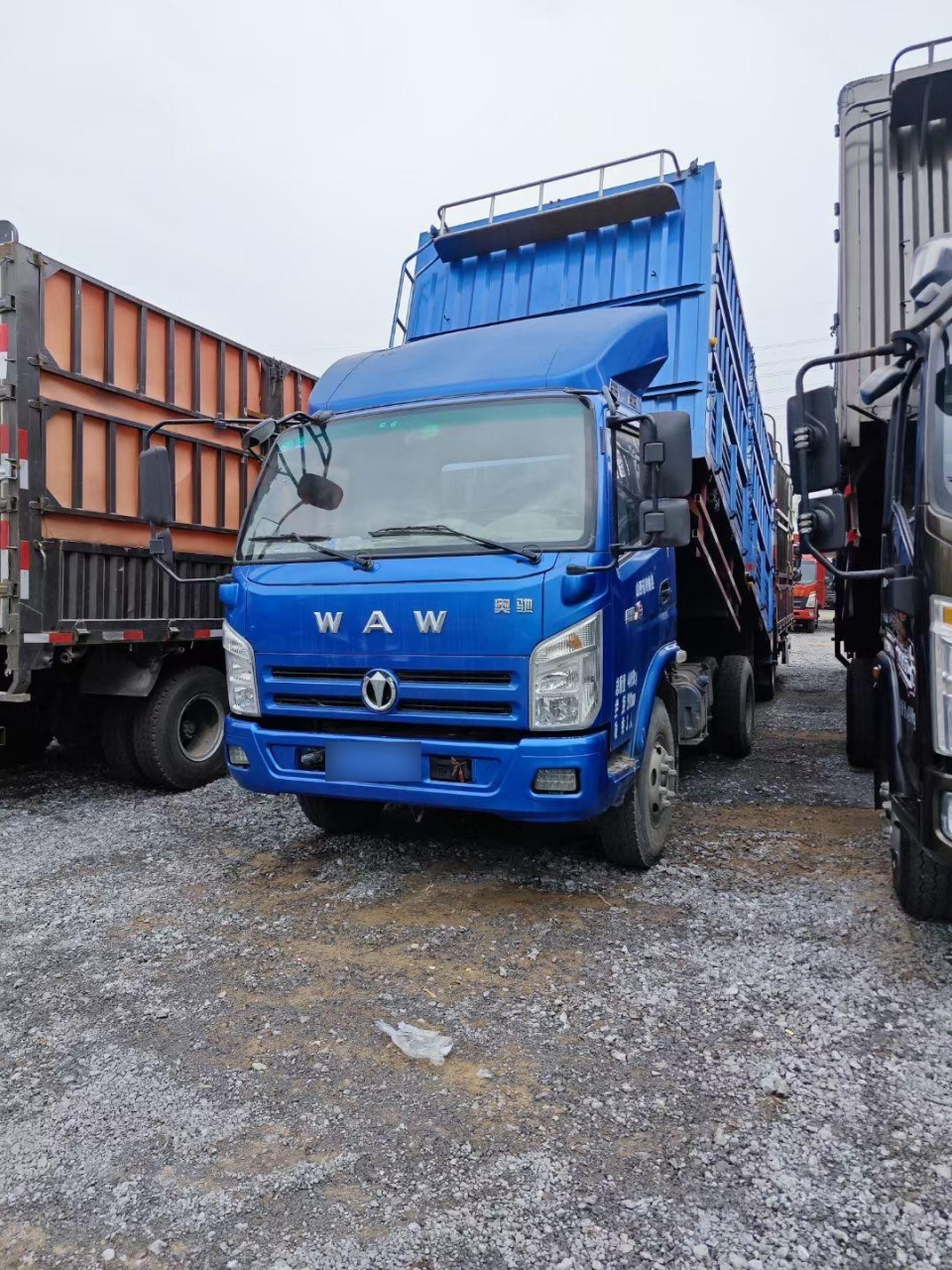 新到18年59715奥驰x3原车高栏自卸,车已审到明年,8档高低速,潍柴