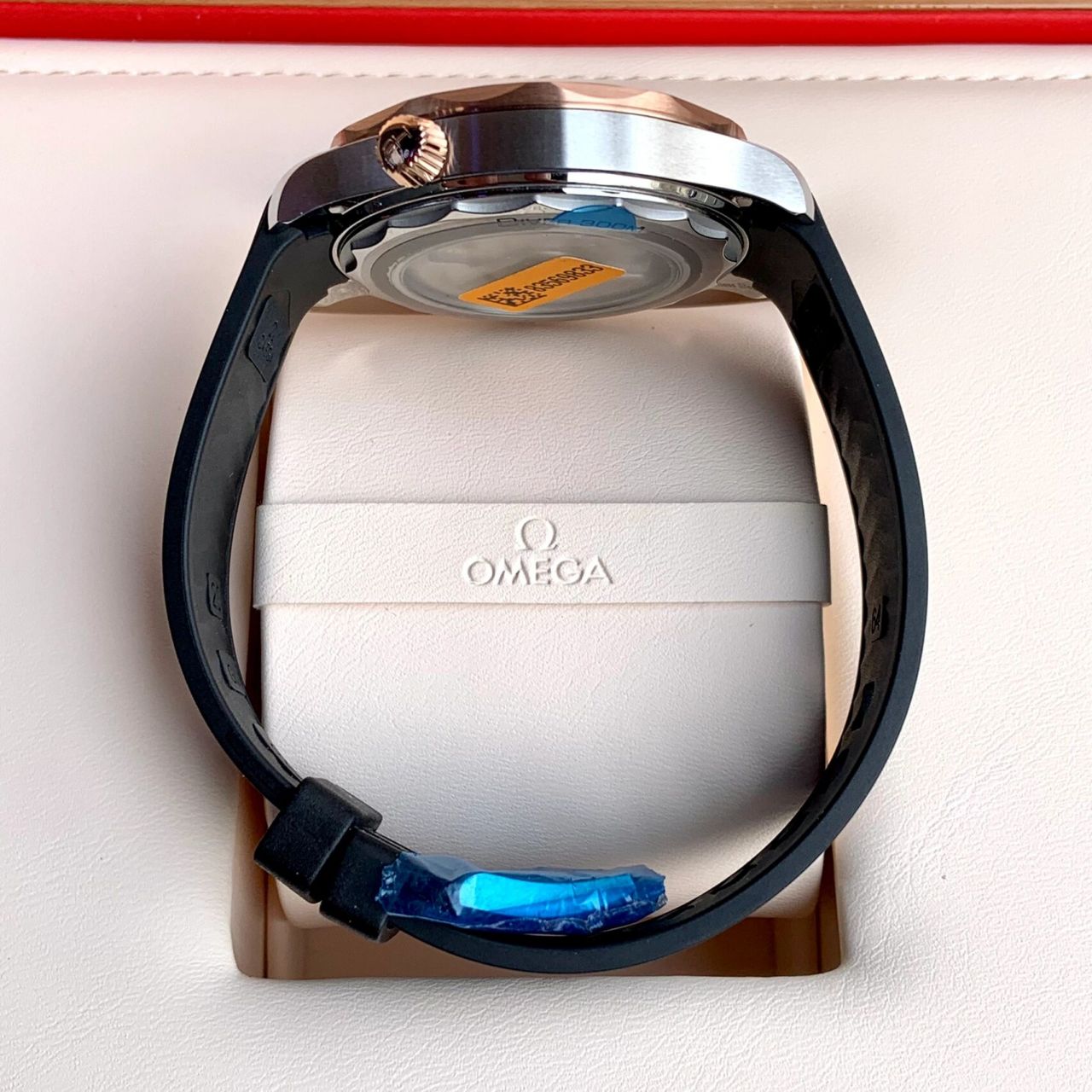 欧米茄玫瑰金海马300 哈喽,今天给大家分享一只新到的全新腕表