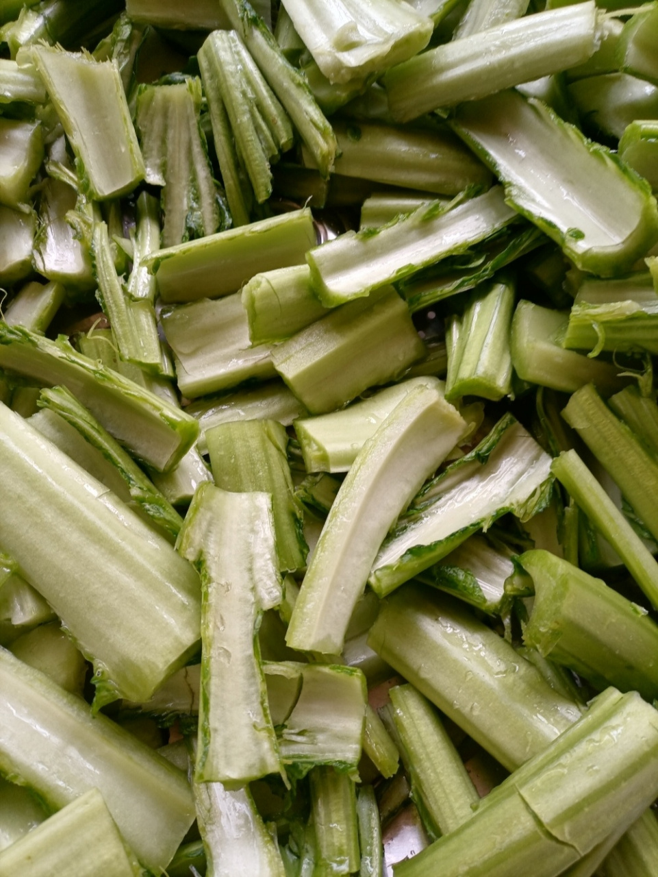 芥菜梗加一些盐充分揉搓出水,达到"熟的状态"效果好,另外可以用重物