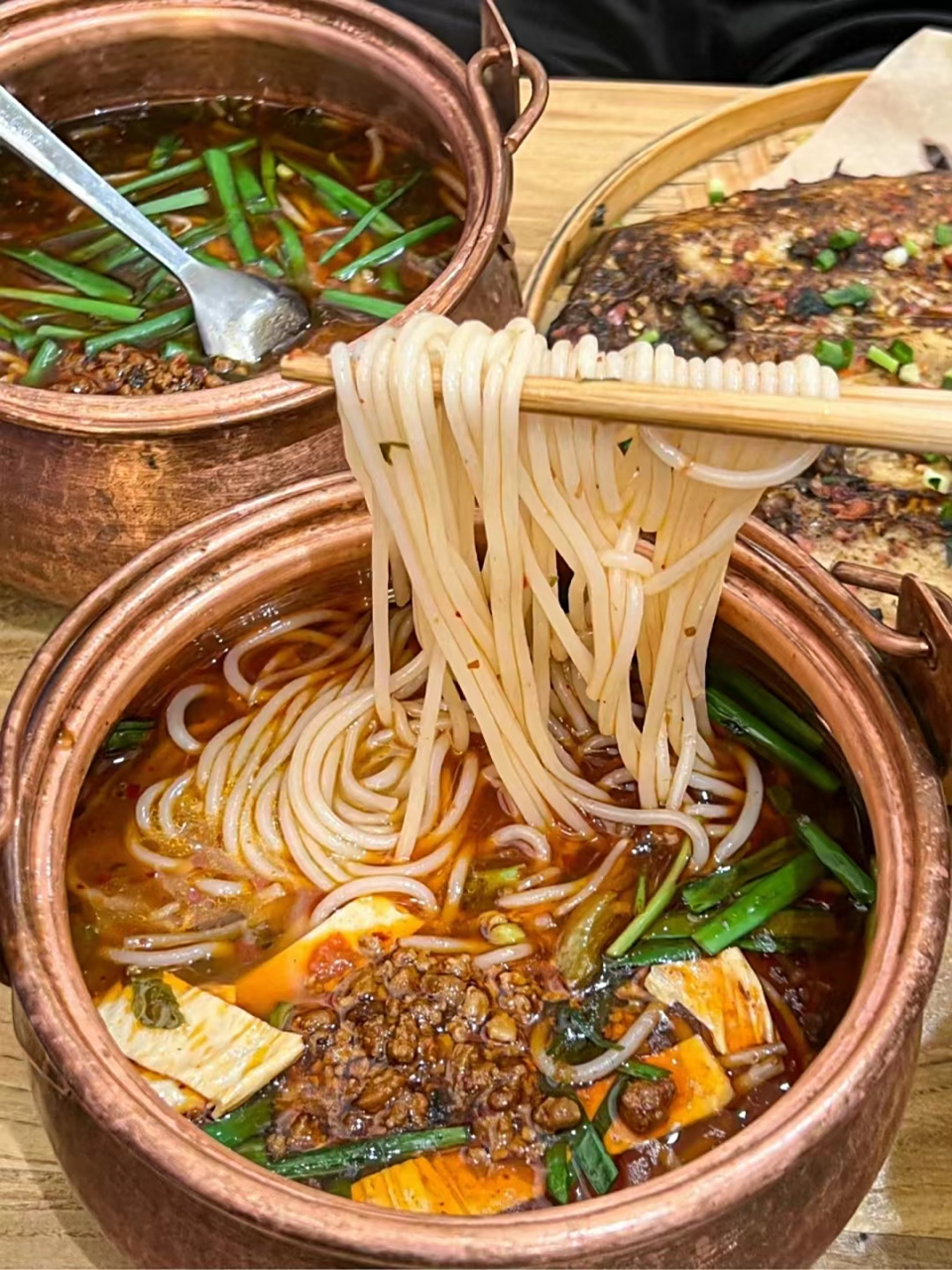 过桥米线由汤料,佐料,主料和主食四部分组成,独特的制作方法使得每