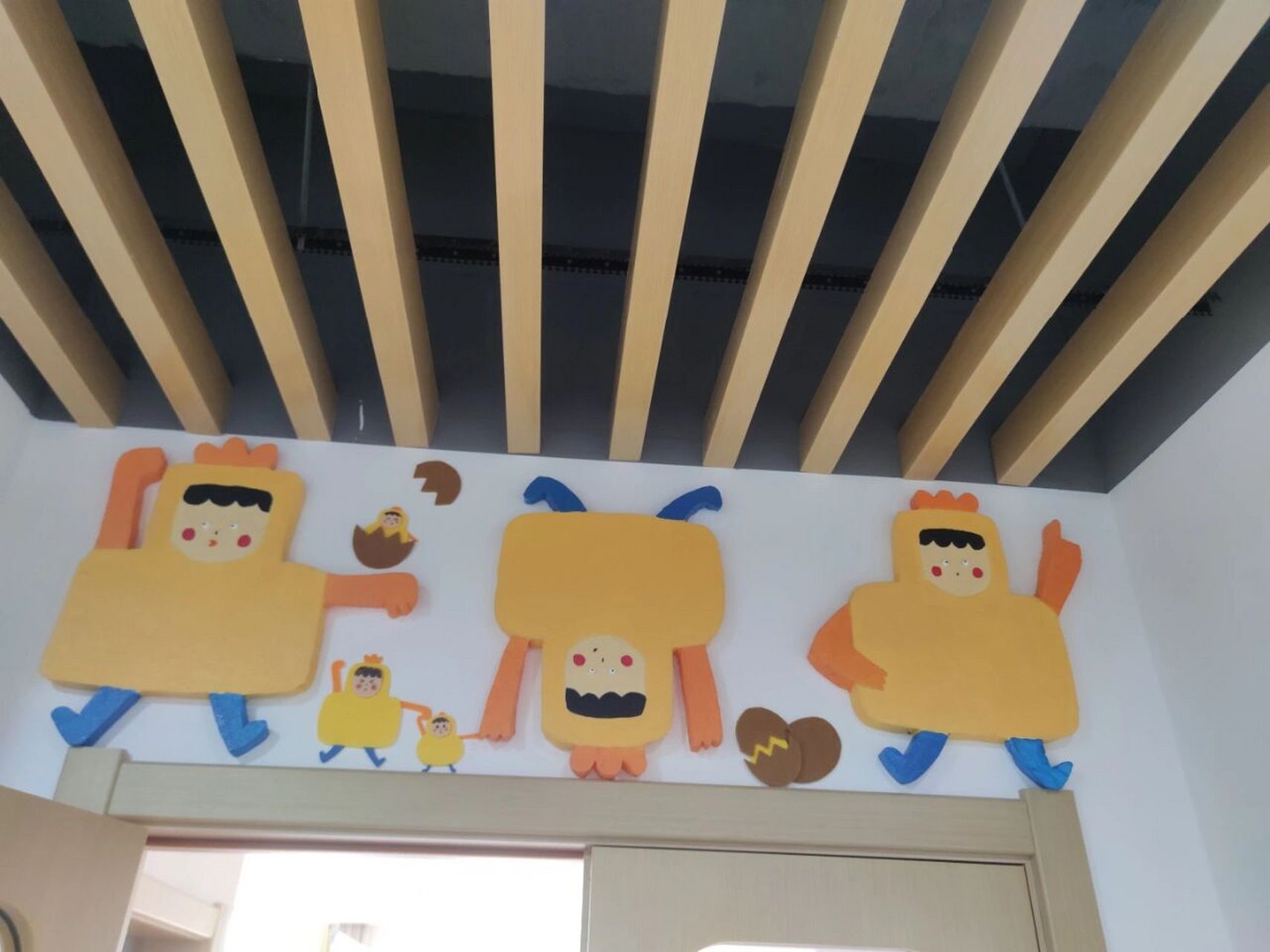 幼儿园教室门头环创  之前发过的幼儿园门头老师们又添加了一些小装饰