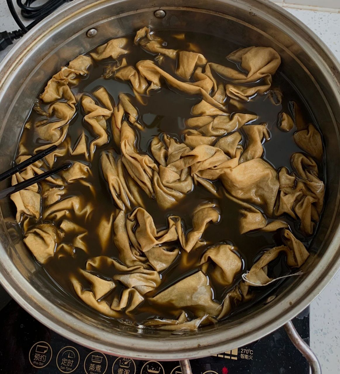 沸腾后20分钟捞出核桃皮,最好再用纱布过滤一下.