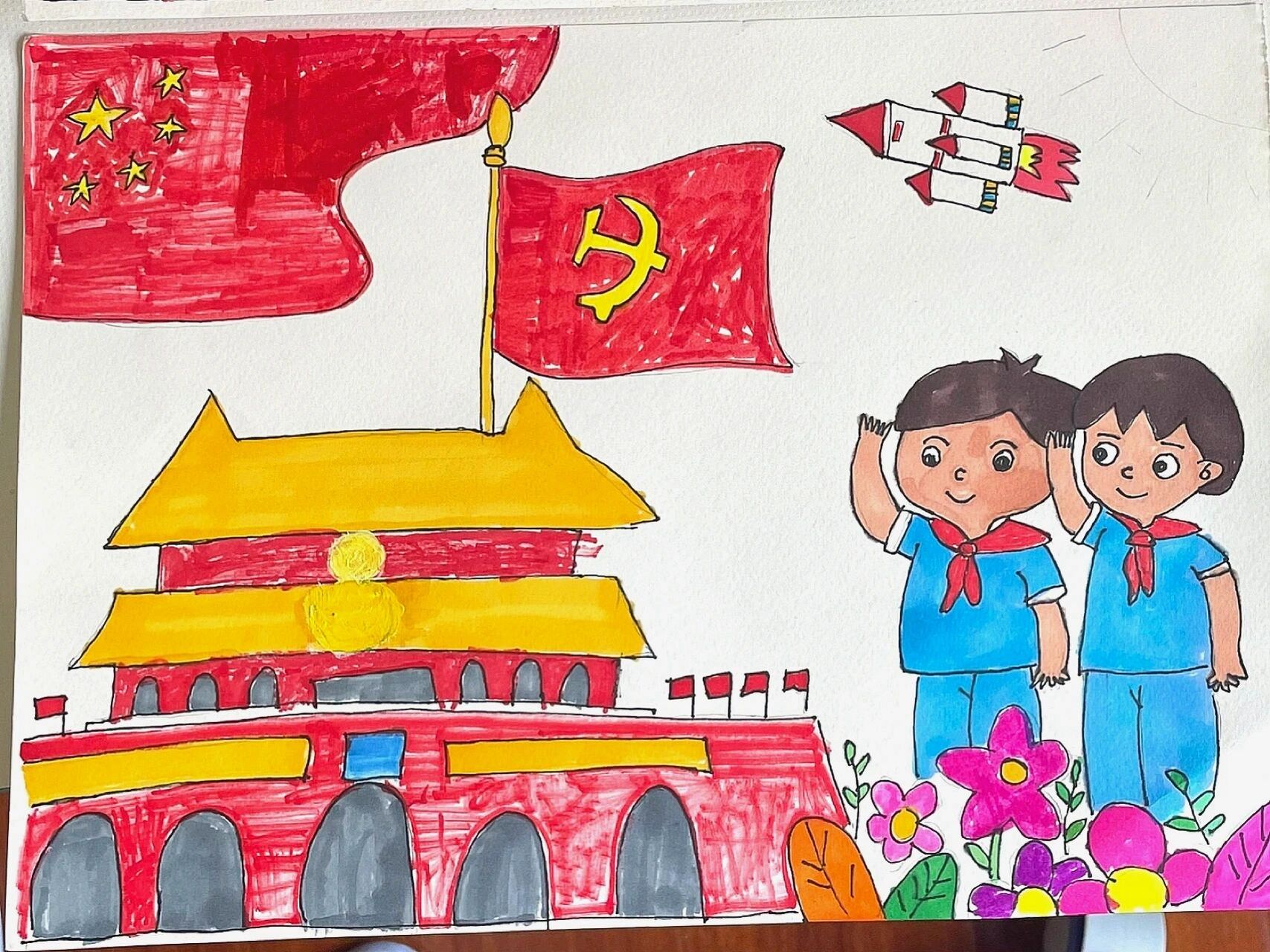 我们提交的《童心向党》儿童画,画了两个版本,元素:天安门,党旗