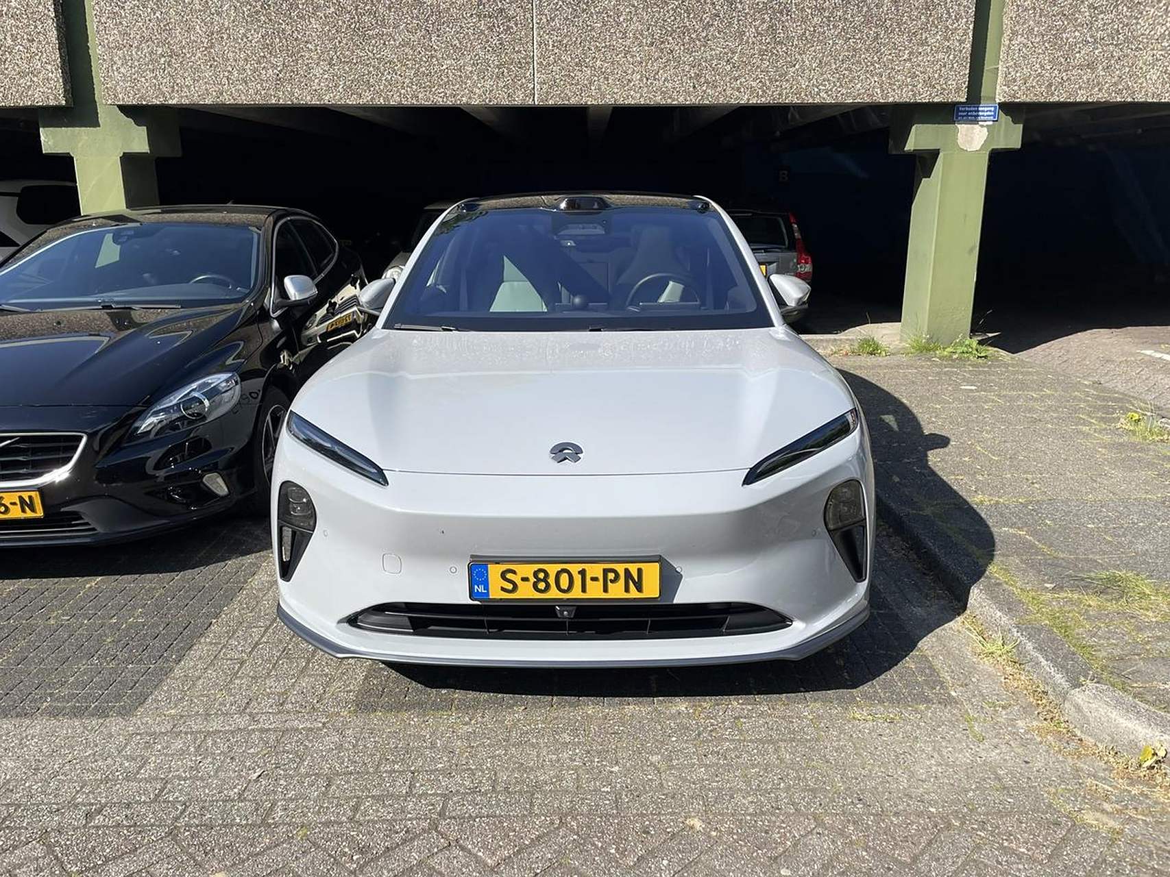 挂荷兰车牌的白色蔚来et5【来自懂车帝车友圈】