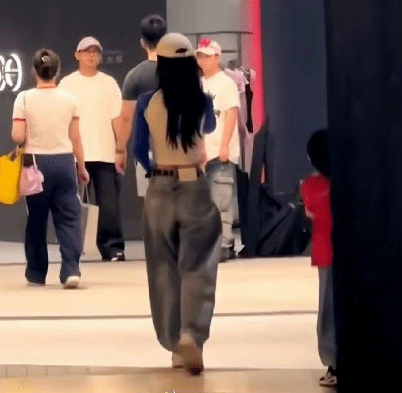 偶遇angelababy带小海绵逛街 背影都感觉很有爱  #小海绵6岁的身高