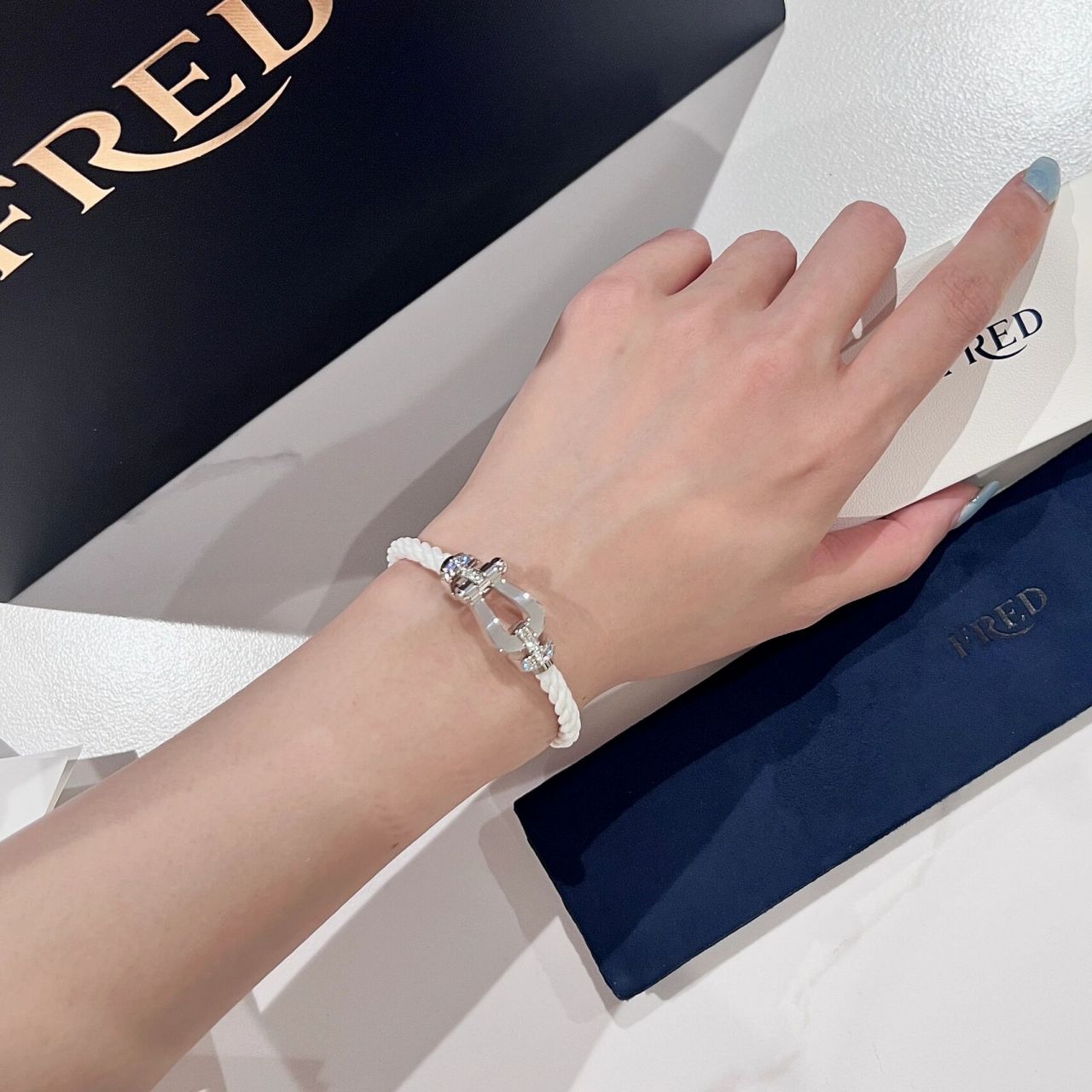 fred马蹄扣手链 白金真的很显白 近期太爱白金首饰了 显得皮肤很白 很