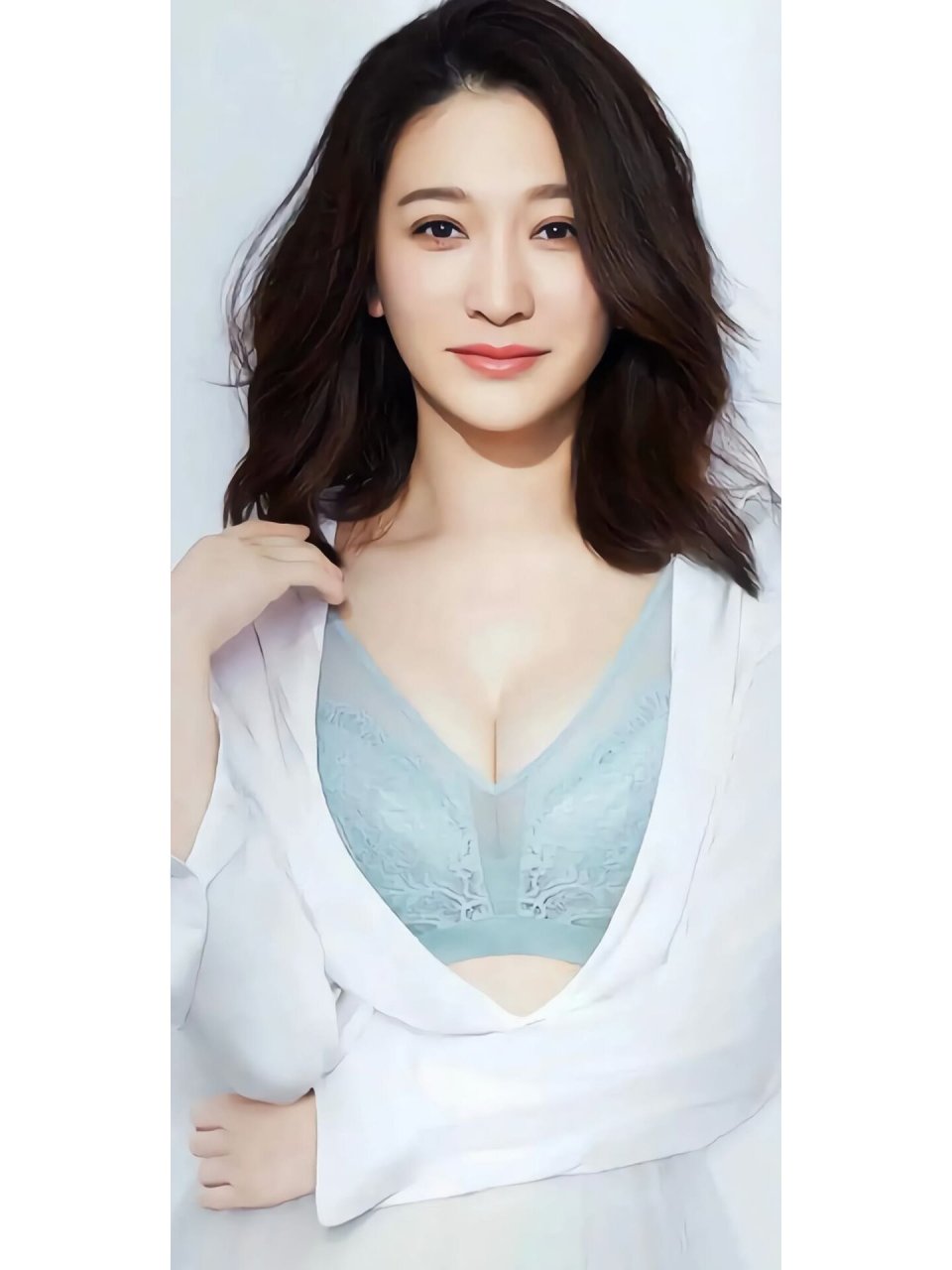 李小冉于一九七六年生于北京,北京舞蹈学院毕业,如今已经47岁了,可是