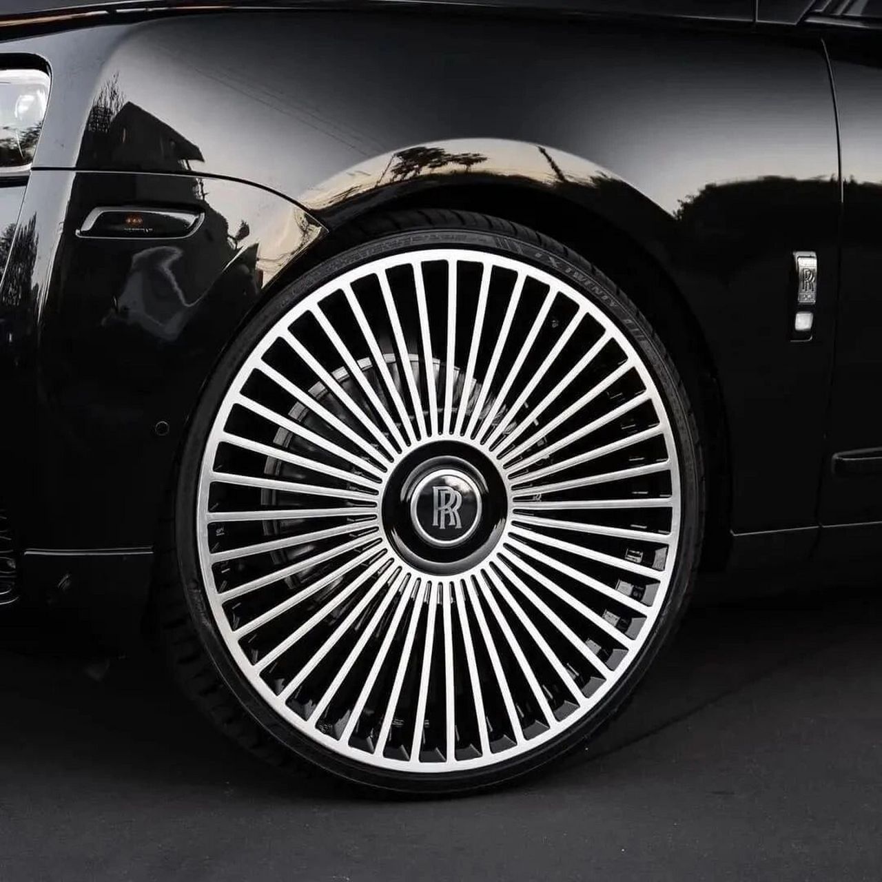 劳斯莱斯库里南 轮毂改装 #劳斯莱斯# #劳斯莱斯库里南# #轮毂改装