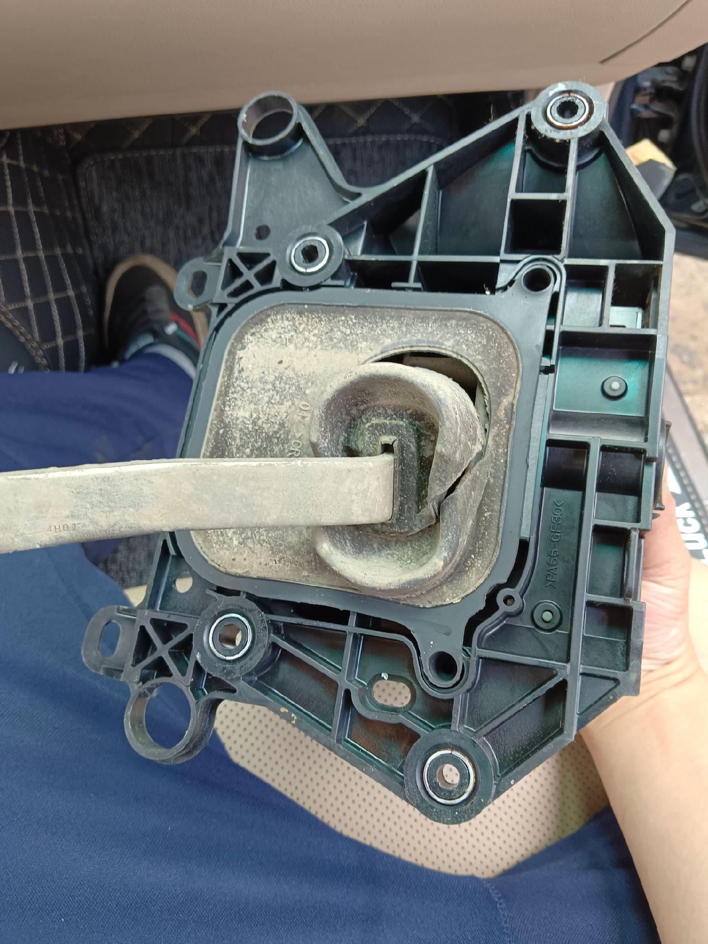 13代皇冠 客户说行车时候 听到有沙沙的声音,这个一般都是挂档把防尘