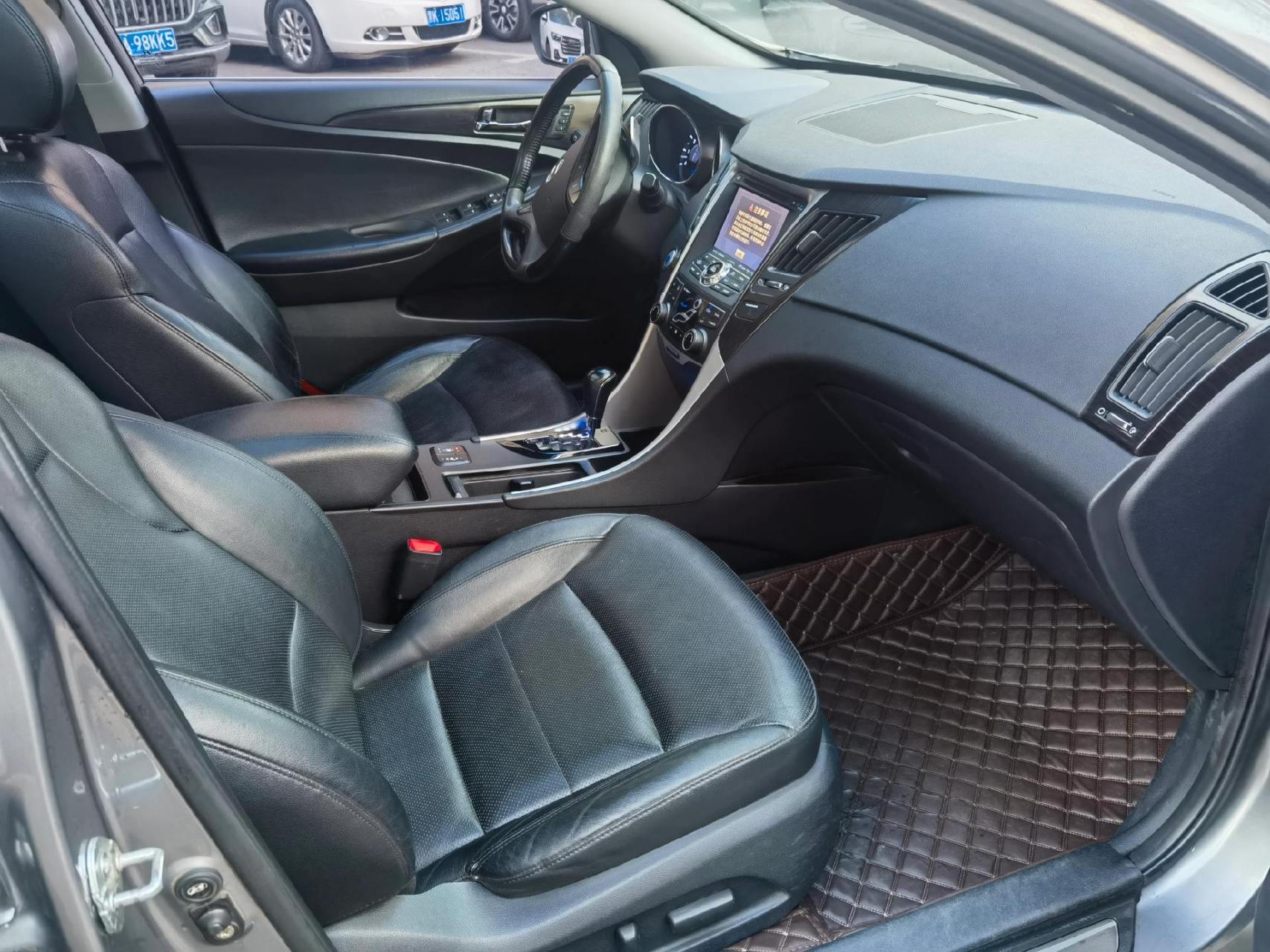 2011年索八豪华版顶配,排量2.0,自动挡,座椅通风前后排加热,一键启动