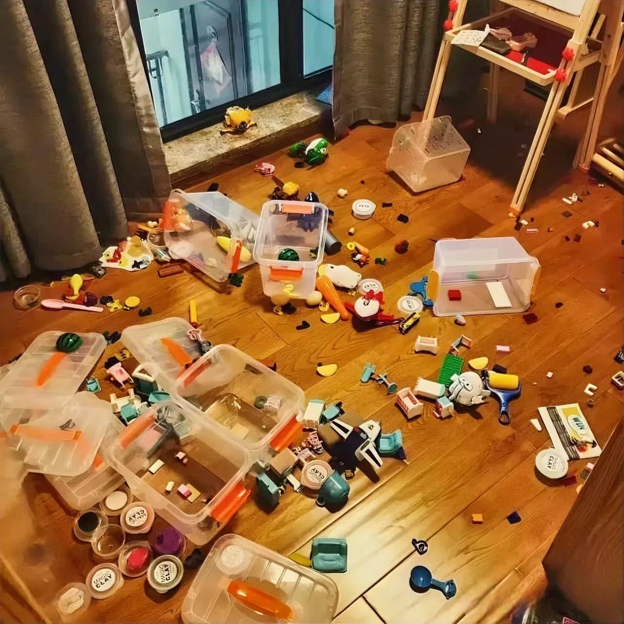 有一天,一位男士下班回家, 发现屋子里乱七八糟,孩子们躺在屋外的泥地