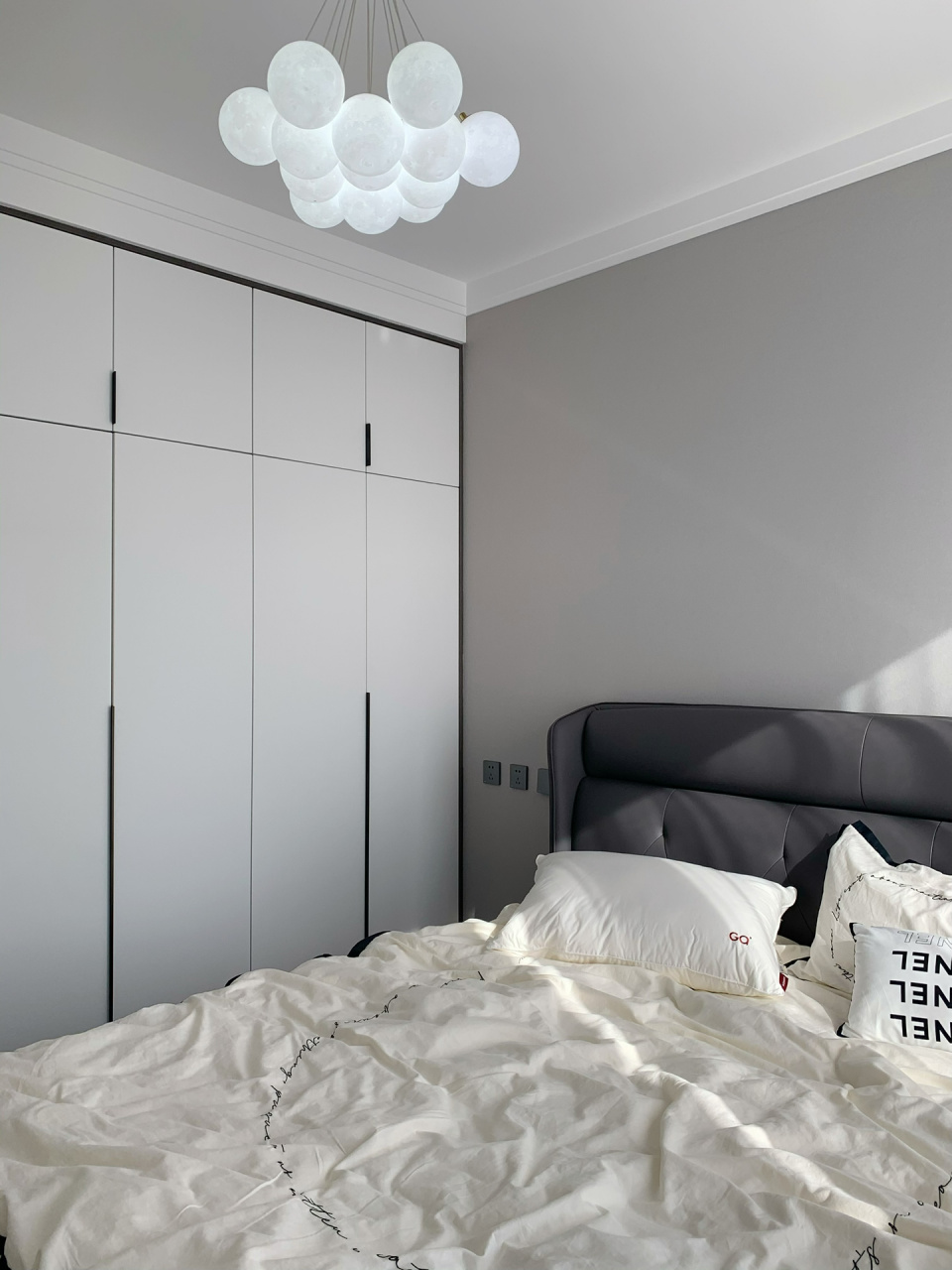 我的卧室虽小,但我把床尾空间利用的好 尺寸:长3.1宽3.