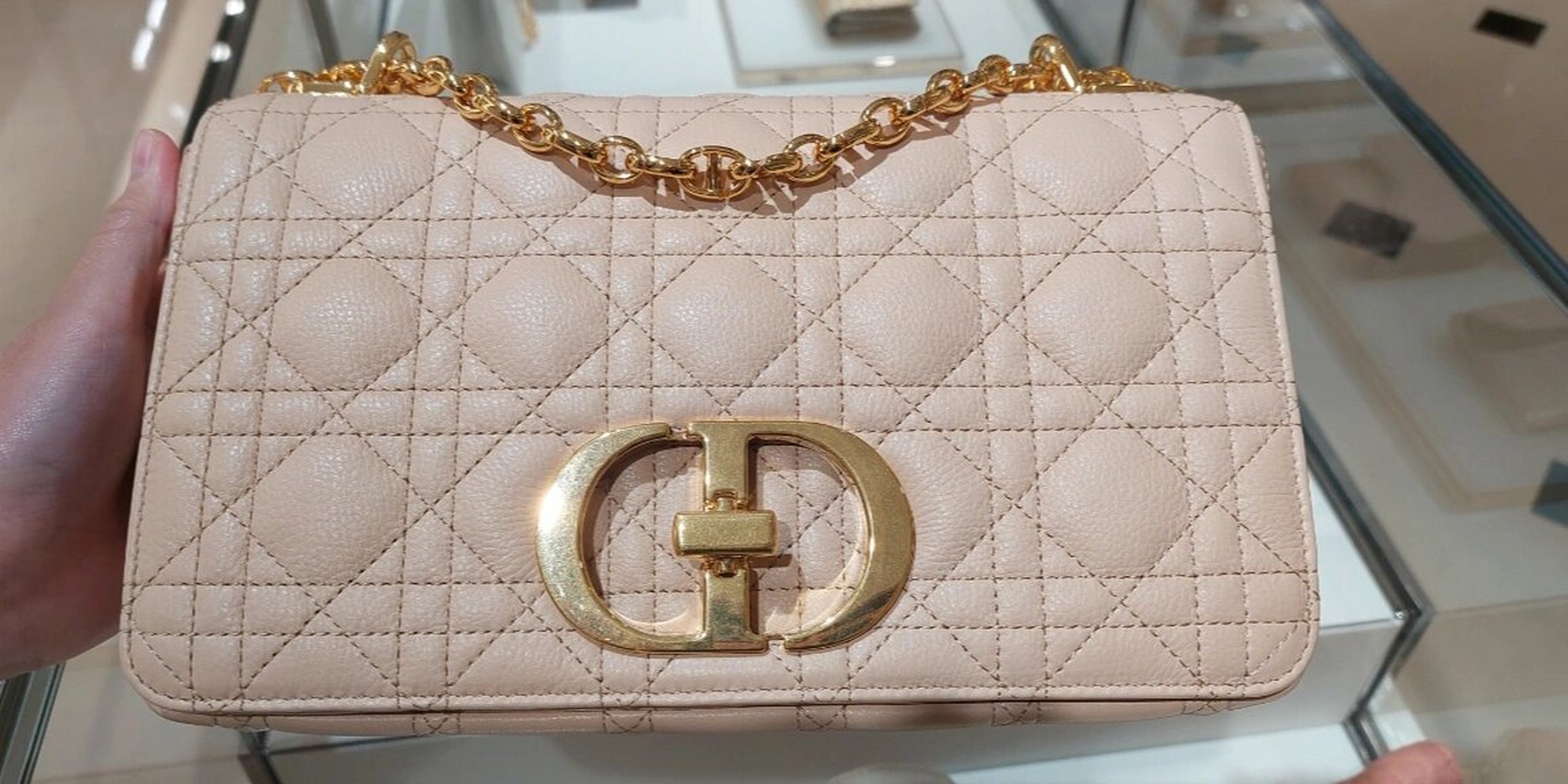 dior caro93 入手過中號黑色的caro,她是我的長揹